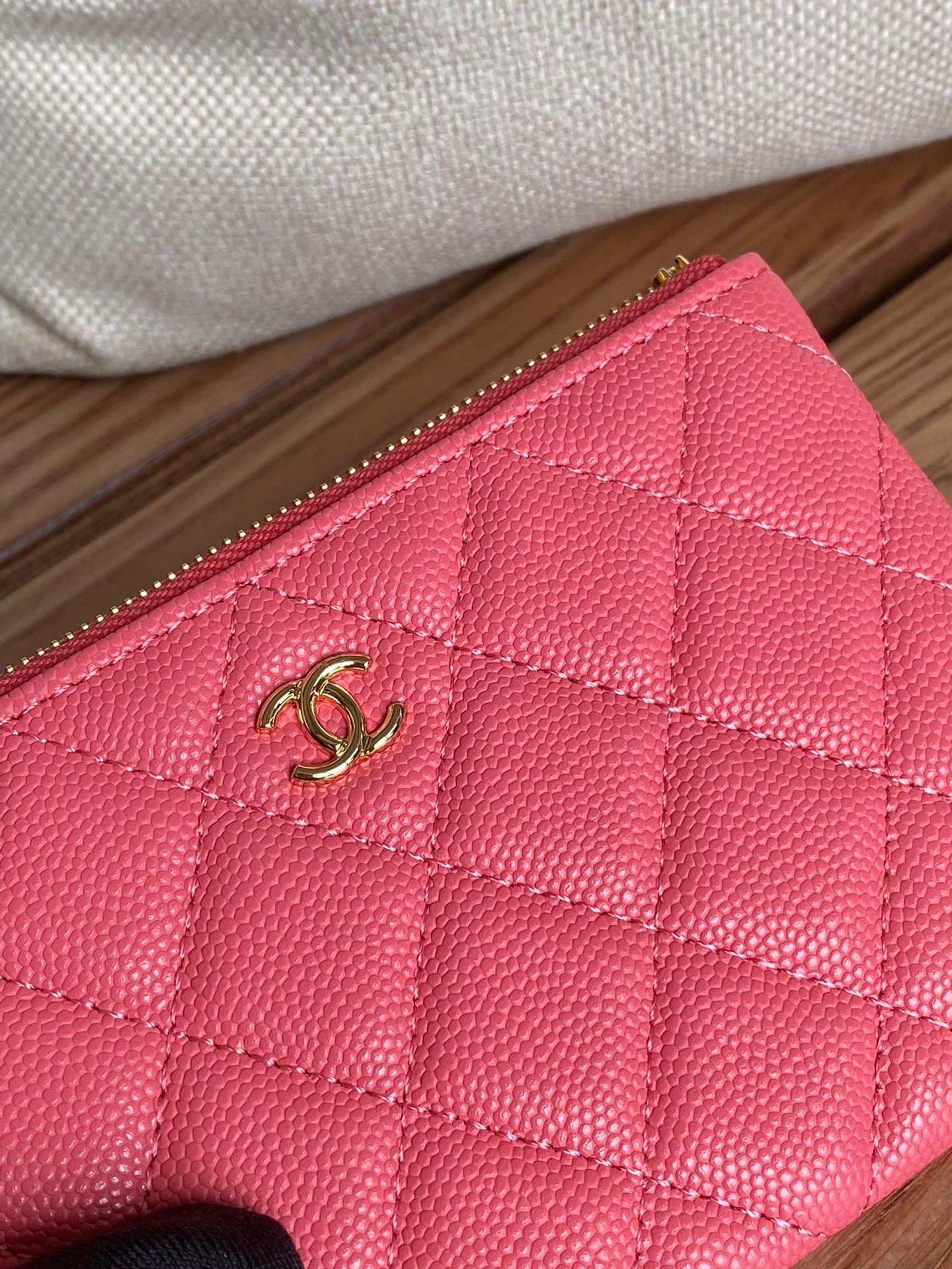 {Style No: MBUHWNAY} CC CLASSIC SMALL 15 ZIPPED POUCH IN BLUSH RED GRAINED CALFSKIN - Image 4