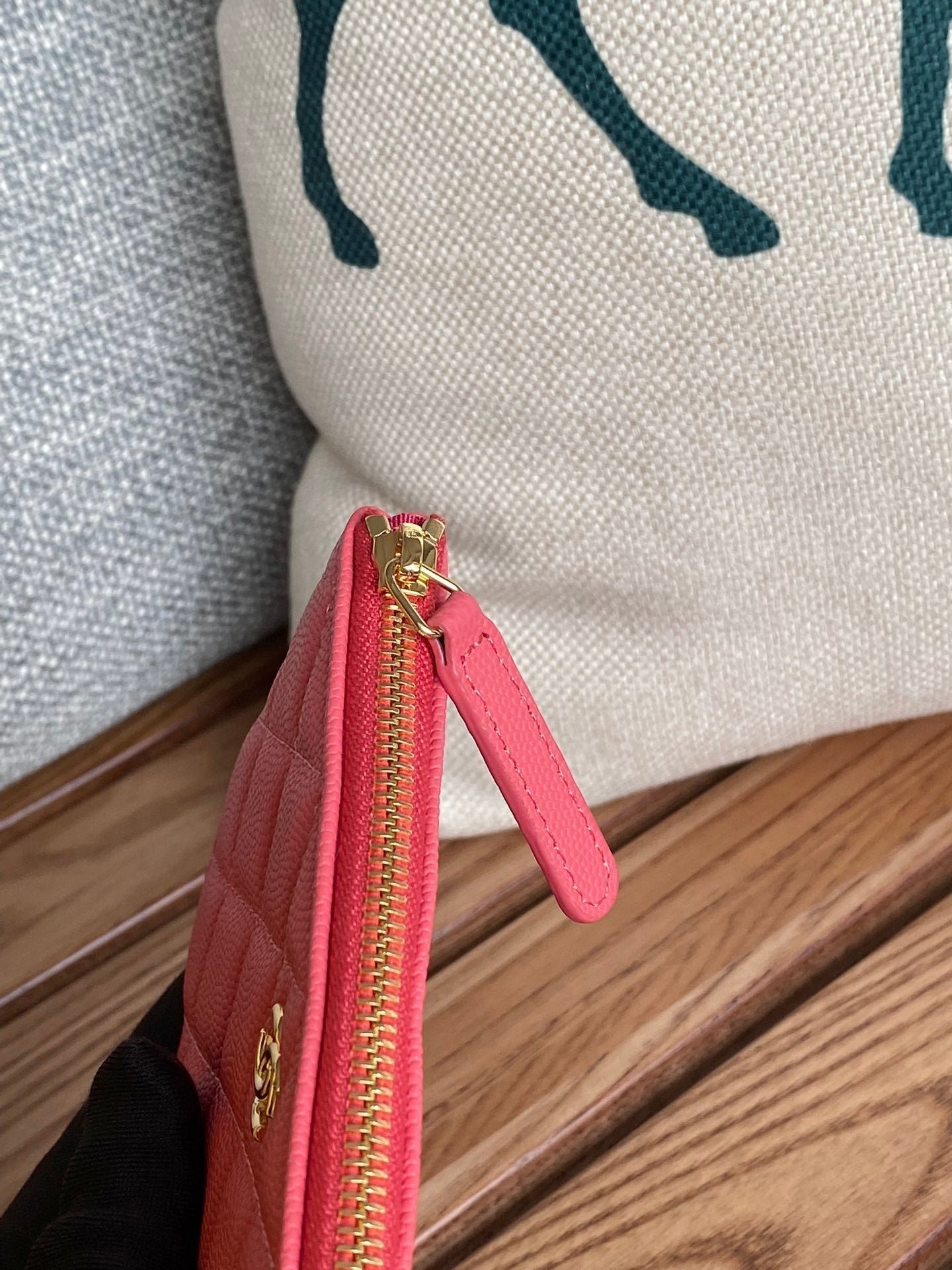 {Style No: MBUHWNAY} CC CLASSIC SMALL 15 ZIPPED POUCH IN BLUSH RED GRAINED CALFSKIN - Image 7