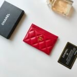 {Style No: O9KP42NJ} CC CARD HOLDER 11.2 RED CALFSKIN GOLD ICON