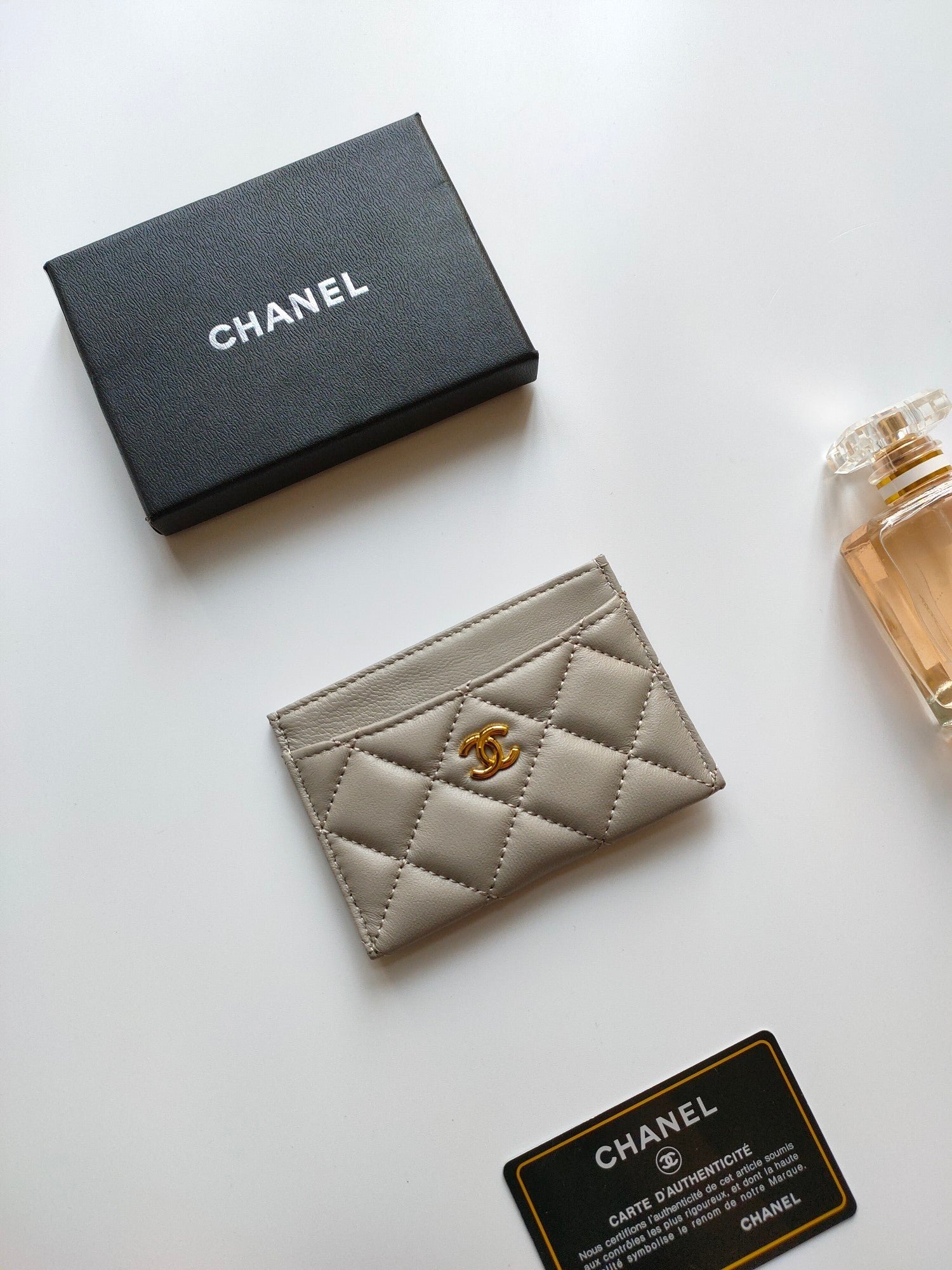 {Style No: 4QM7MN2I} CC CARD HOLDER 11.2 GRAY CALFSKIN WITH GOLD ICON - Image 2