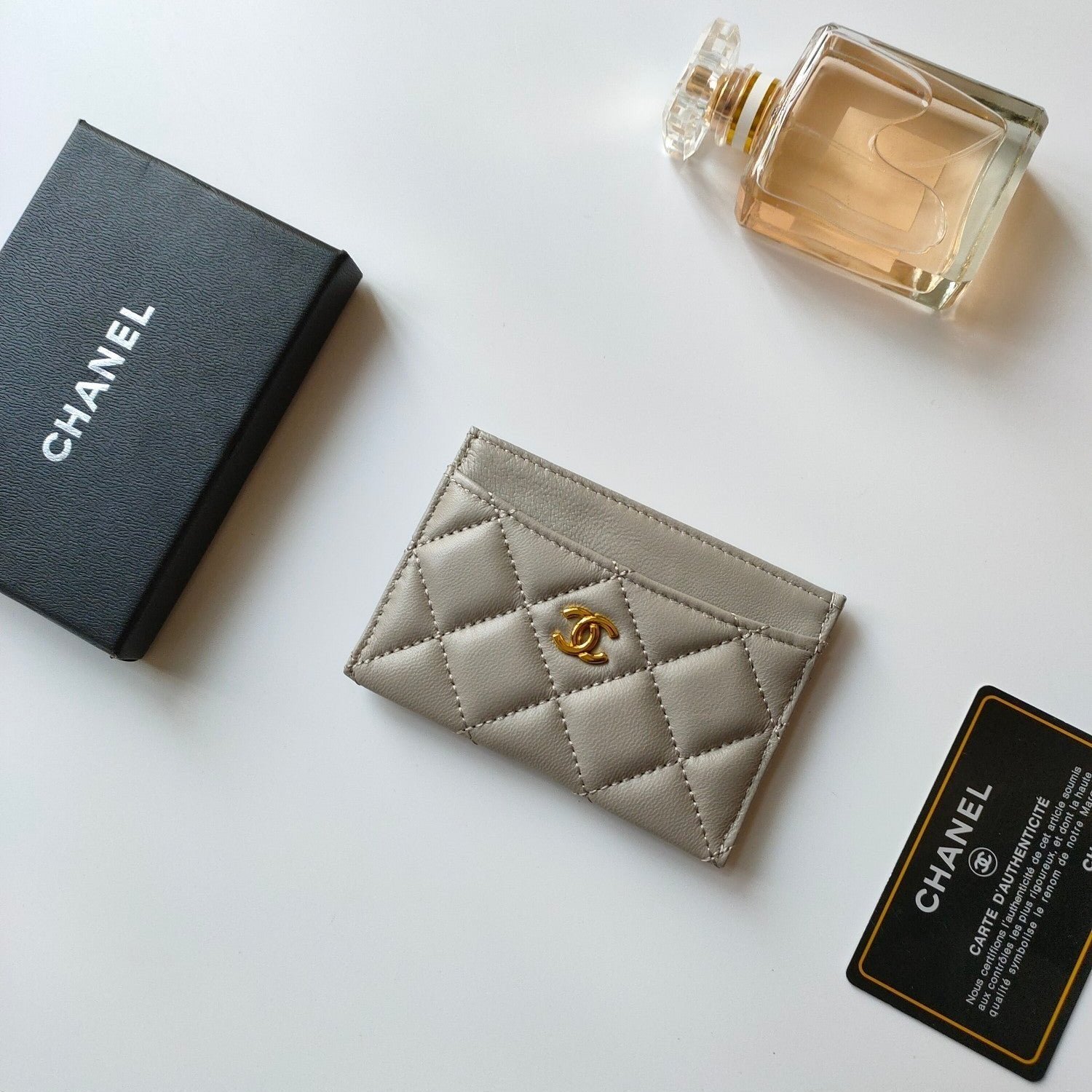 {Style No: 4QM7MN2I} CC CARD HOLDER 11.2 GRAY CALFSKIN WITH GOLD ICON