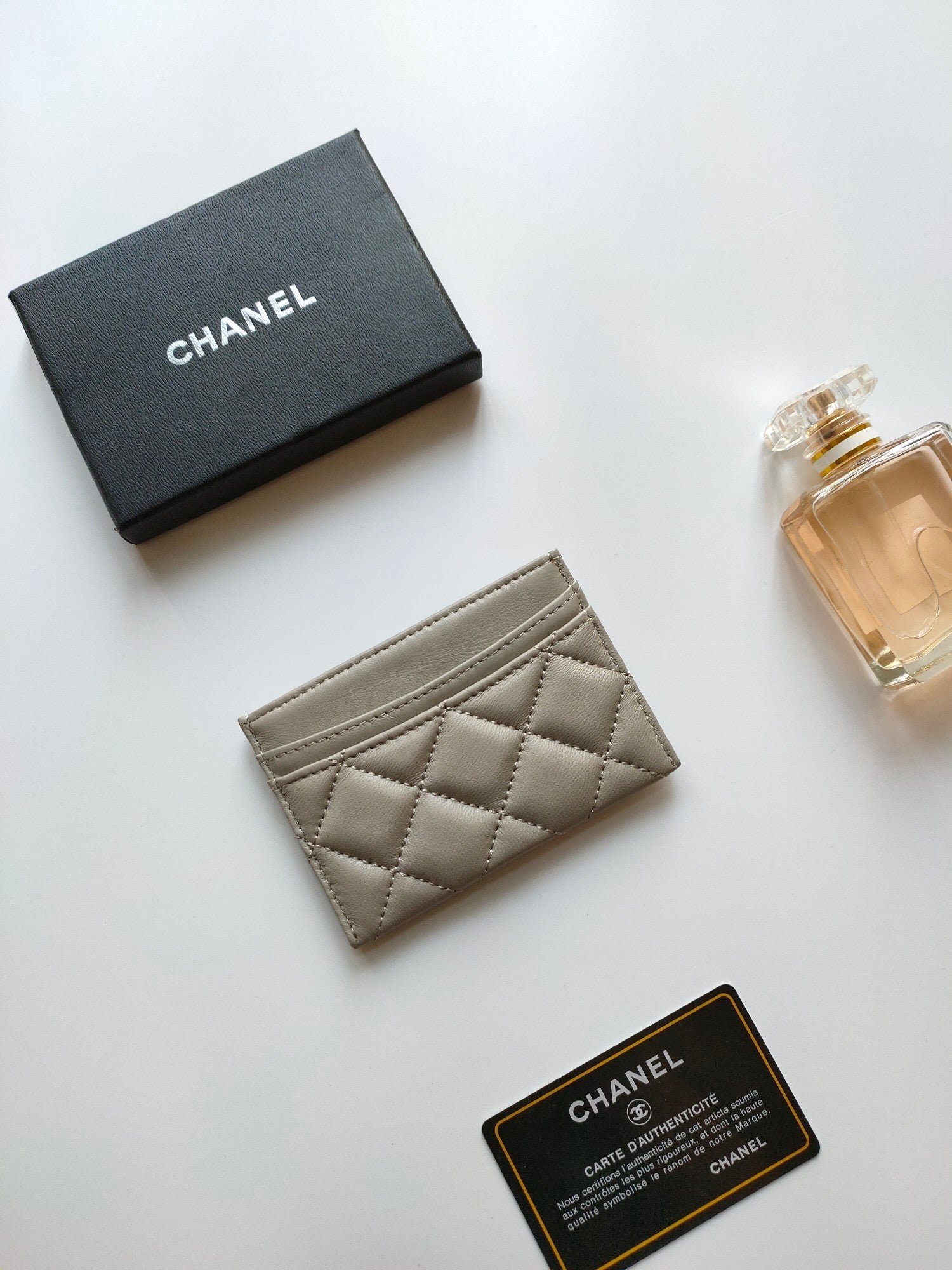 {Style No: 4QM7MN2I} CC CARD HOLDER 11.2 GRAY CALFSKIN WITH GOLD ICON - Image 5