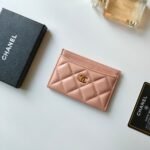 {Style No: 7SNAF3DJ} CC CARD HOLDER 11.2 PALE PINK CALFSKIN GOLD ICON