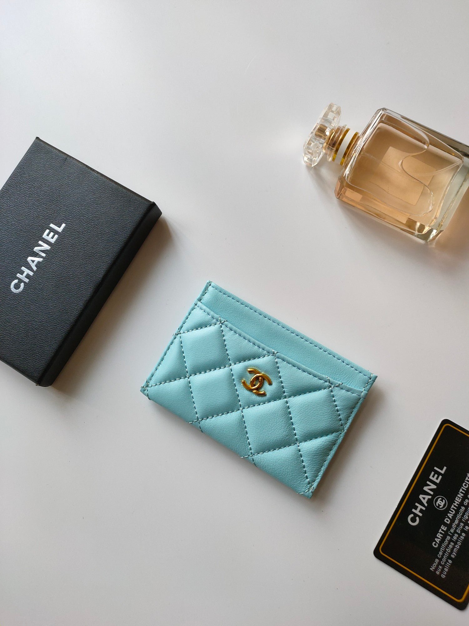 {Style No: GV2GF3SS} CC CARD HOLDER 11.2 SKY CALFSKIN GOLD ICON - Image 2