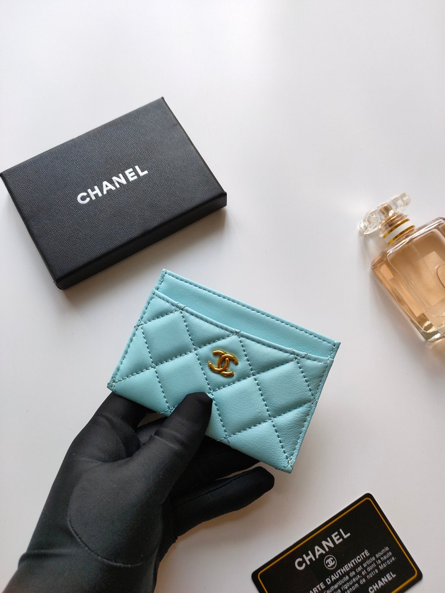 {Style No: GV2GF3SS} CC CARD HOLDER 11.2 SKY CALFSKIN GOLD ICON - Image 3