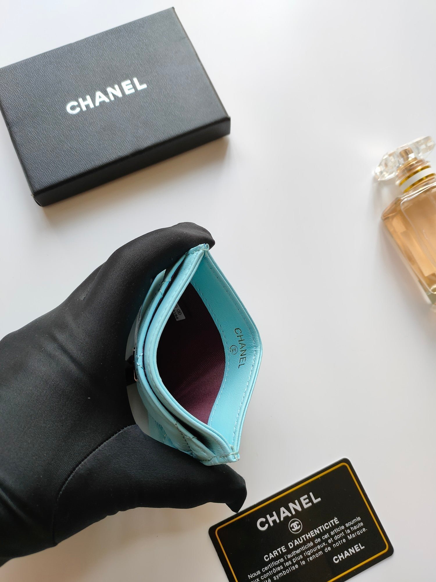 {Style No: GV2GF3SS} CC CARD HOLDER 11.2 SKY CALFSKIN GOLD ICON - Image 4