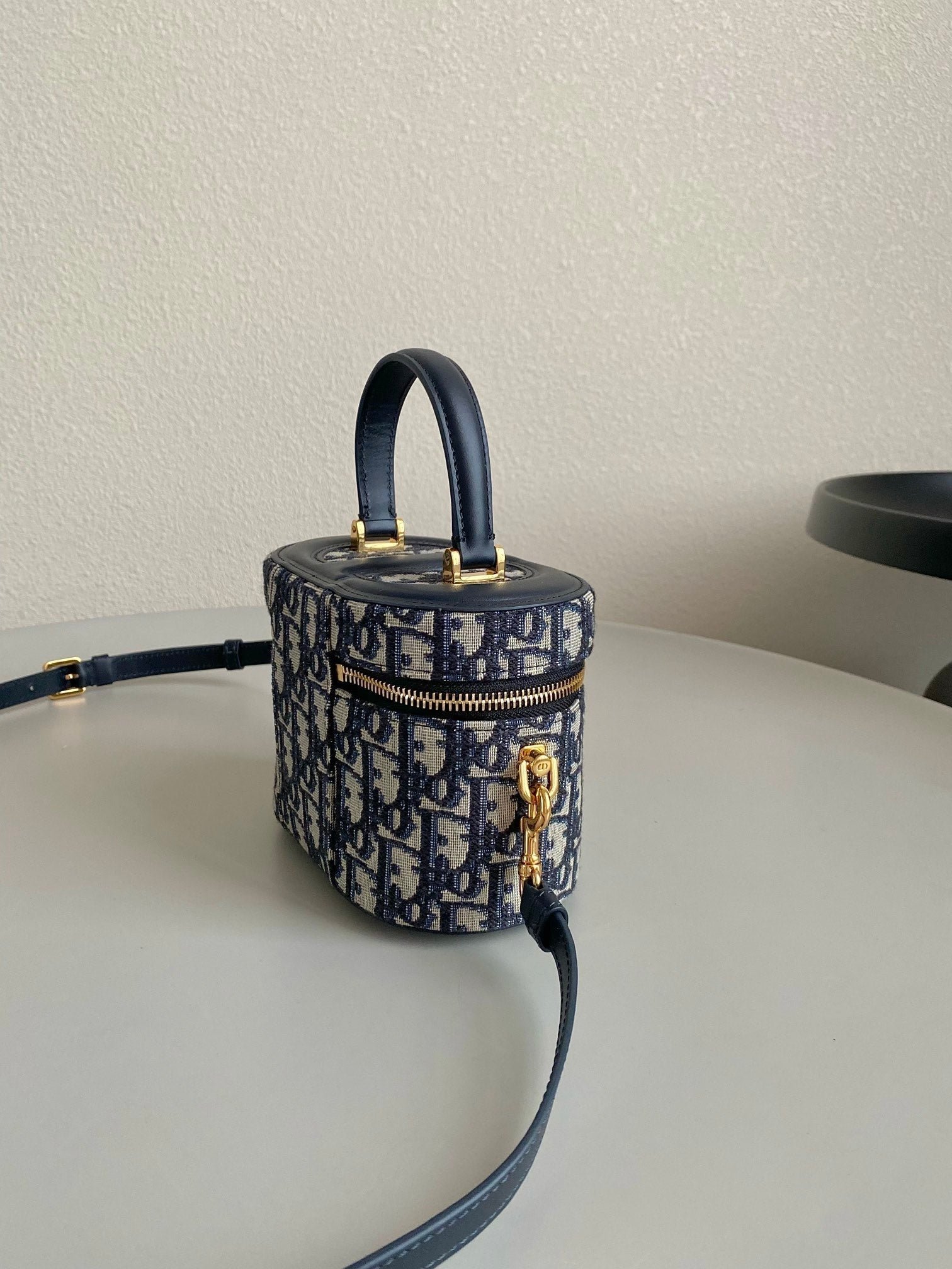{Style No: FCHJQJVM} SIGNATURE VANITY 16 IN BLUE OBLIQUE JACQUARD - Image 4