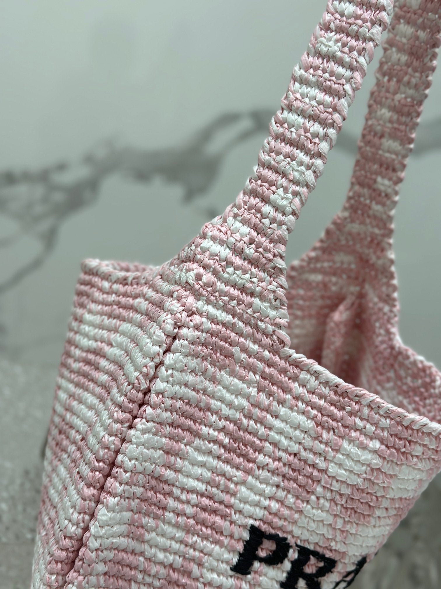 {Style No: 84XKQ57R} LARGE TOTE BAG 45 IN PINK MIX WHITE AND BLACK WOVEN RAFFIA - Image 3