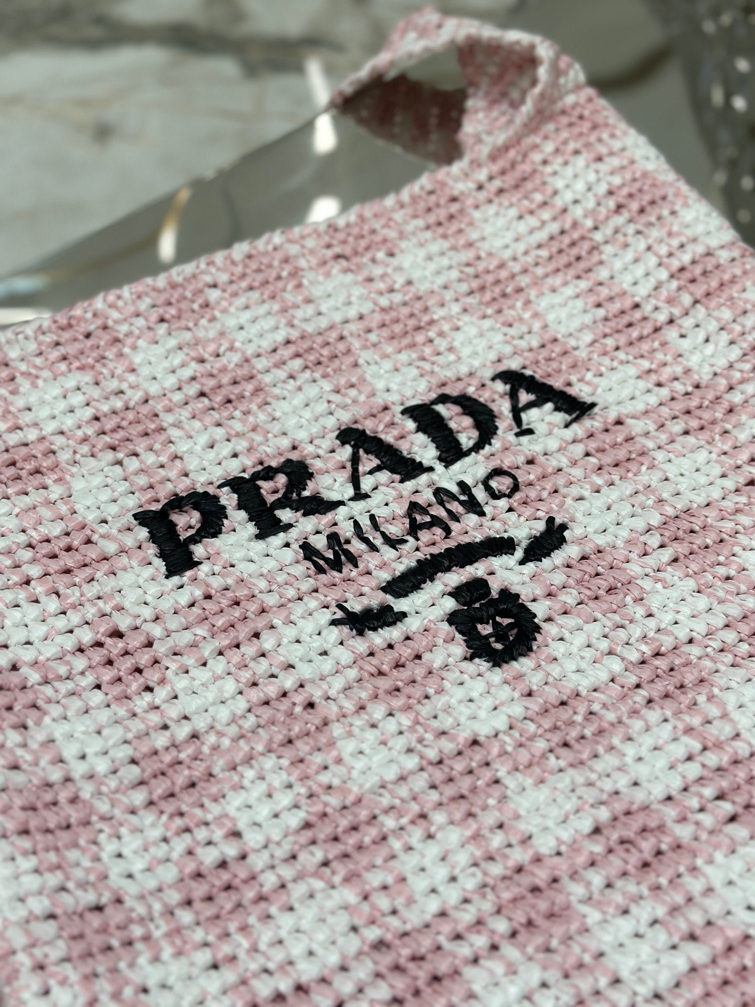 {Style No: 84XKQ57R} LARGE TOTE BAG 45 IN PINK MIX WHITE AND BLACK WOVEN RAFFIA - Image 4