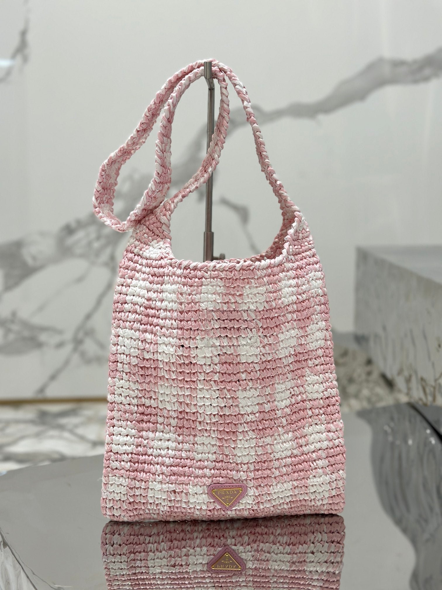 {Style No: H7VGGZZM} SMALL TOTE BAG 29 IN PINK MIX WHITE AND BLACK WOVEN RAFFIA - Image 4