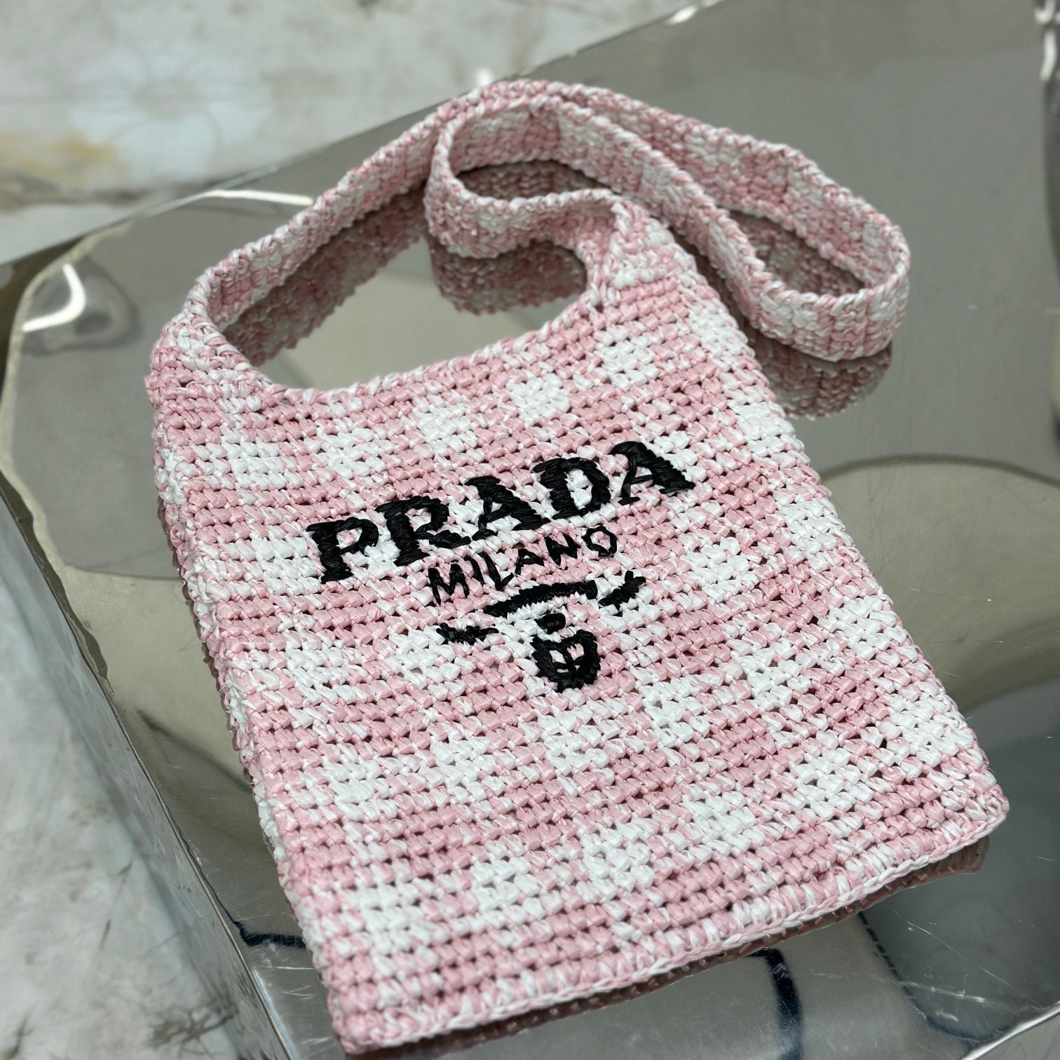 {Style No: H7VGGZZM} SMALL TOTE BAG 29 IN PINK MIX WHITE AND BLACK WOVEN RAFFIA
