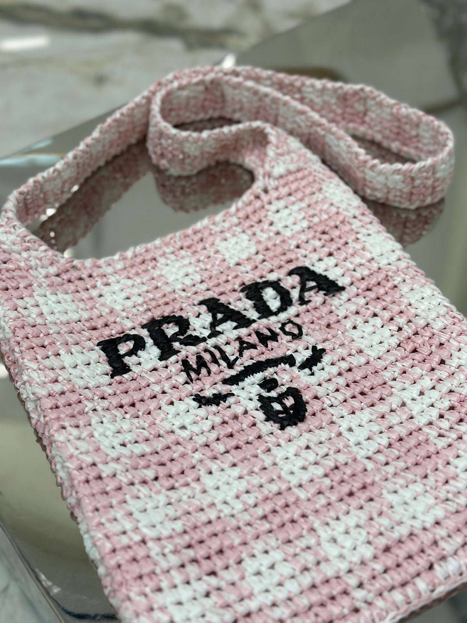 {Style No: H7VGGZZM} SMALL TOTE BAG 29 IN PINK MIX WHITE AND BLACK WOVEN RAFFIA - Image 5
