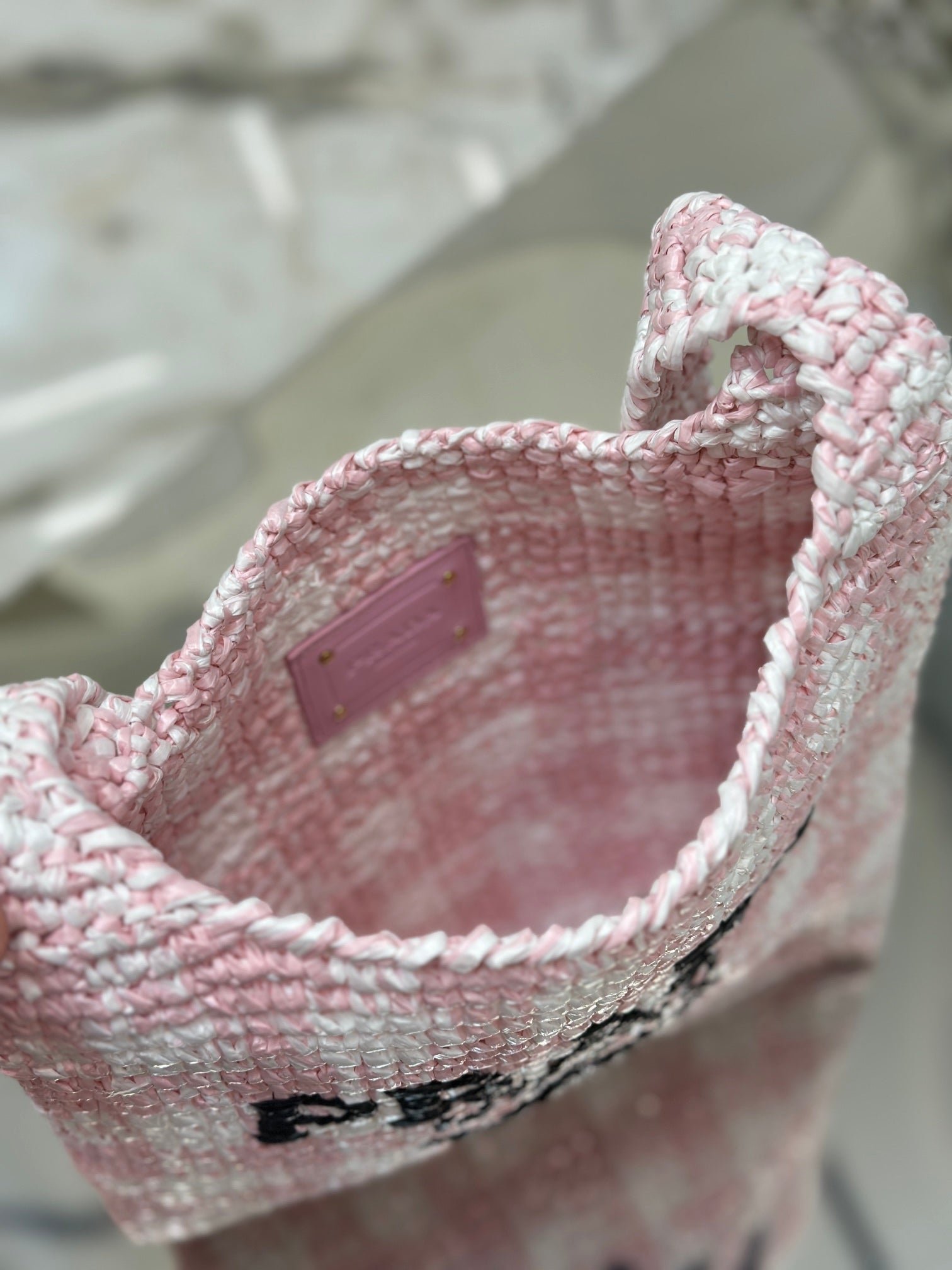{Style No: H7VGGZZM} SMALL TOTE BAG 29 IN PINK MIX WHITE AND BLACK WOVEN RAFFIA - Image 3