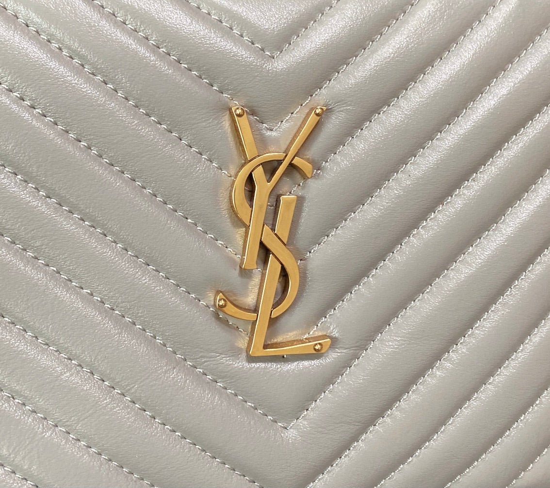 {Style No: 1VGU6ESJ} LOU CAMERA BAG 23 IN LIGHT GRAY CALFSKIN GOLD LOGO - Image 3