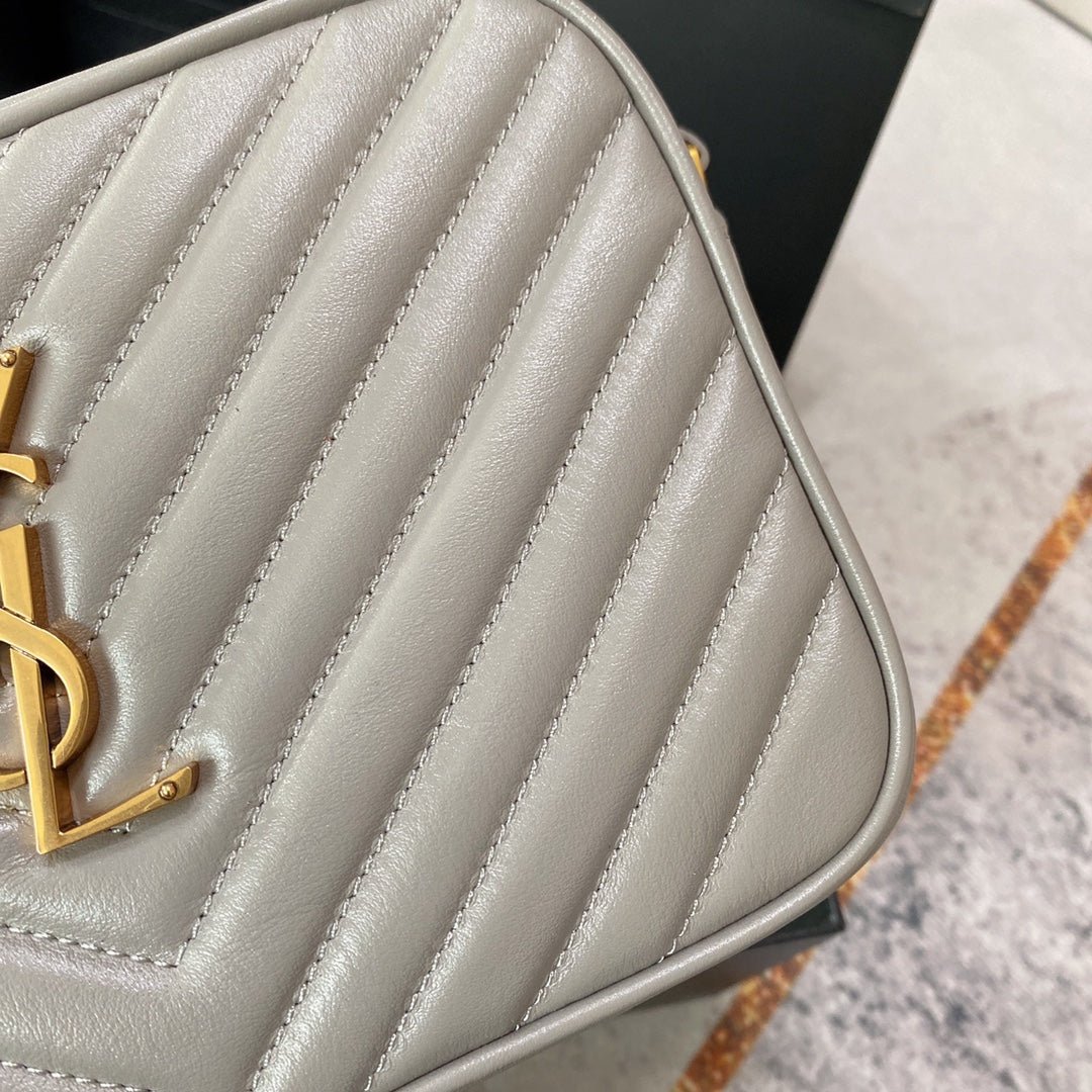 {Style No: 1VGU6ESJ} LOU CAMERA BAG 23 IN LIGHT GRAY CALFSKIN GOLD LOGO - Image 4