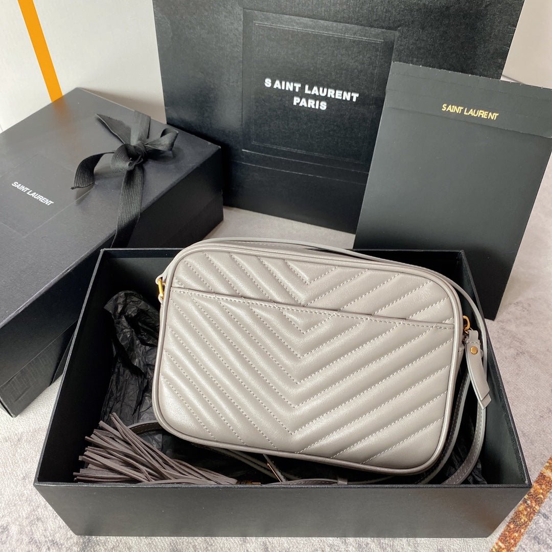 {Style No: 1VGU6ESJ} LOU CAMERA BAG 23 IN LIGHT GRAY CALFSKIN GOLD LOGO - Image 5