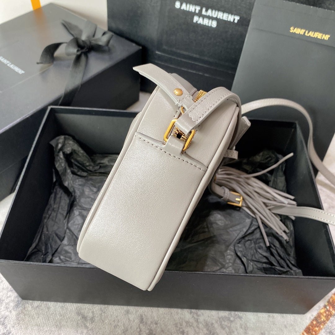 {Style No: 1VGU6ESJ} LOU CAMERA BAG 23 IN LIGHT GRAY CALFSKIN GOLD LOGO - Image 6