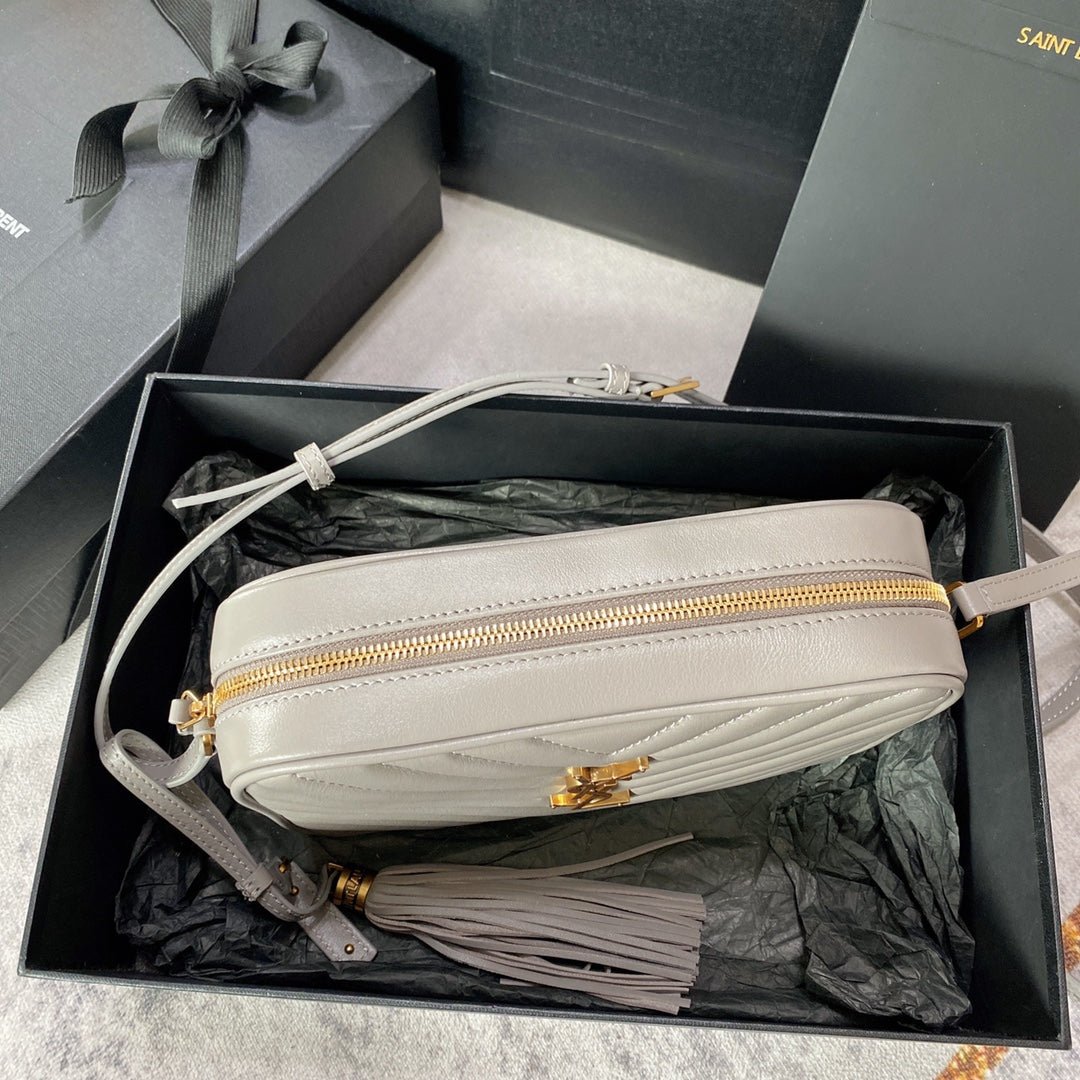 {Style No: 1VGU6ESJ} LOU CAMERA BAG 23 IN LIGHT GRAY CALFSKIN GOLD LOGO - Image 7