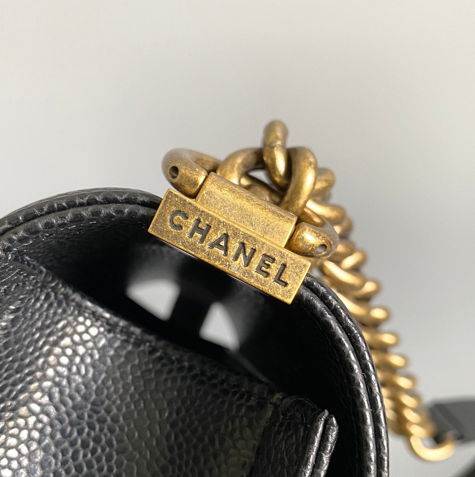 {Style No: 7VN95Z5J} SMALL BOY BAG 20 IN BLACK LAMBSKIN GOLD HARDWARE - Image 7