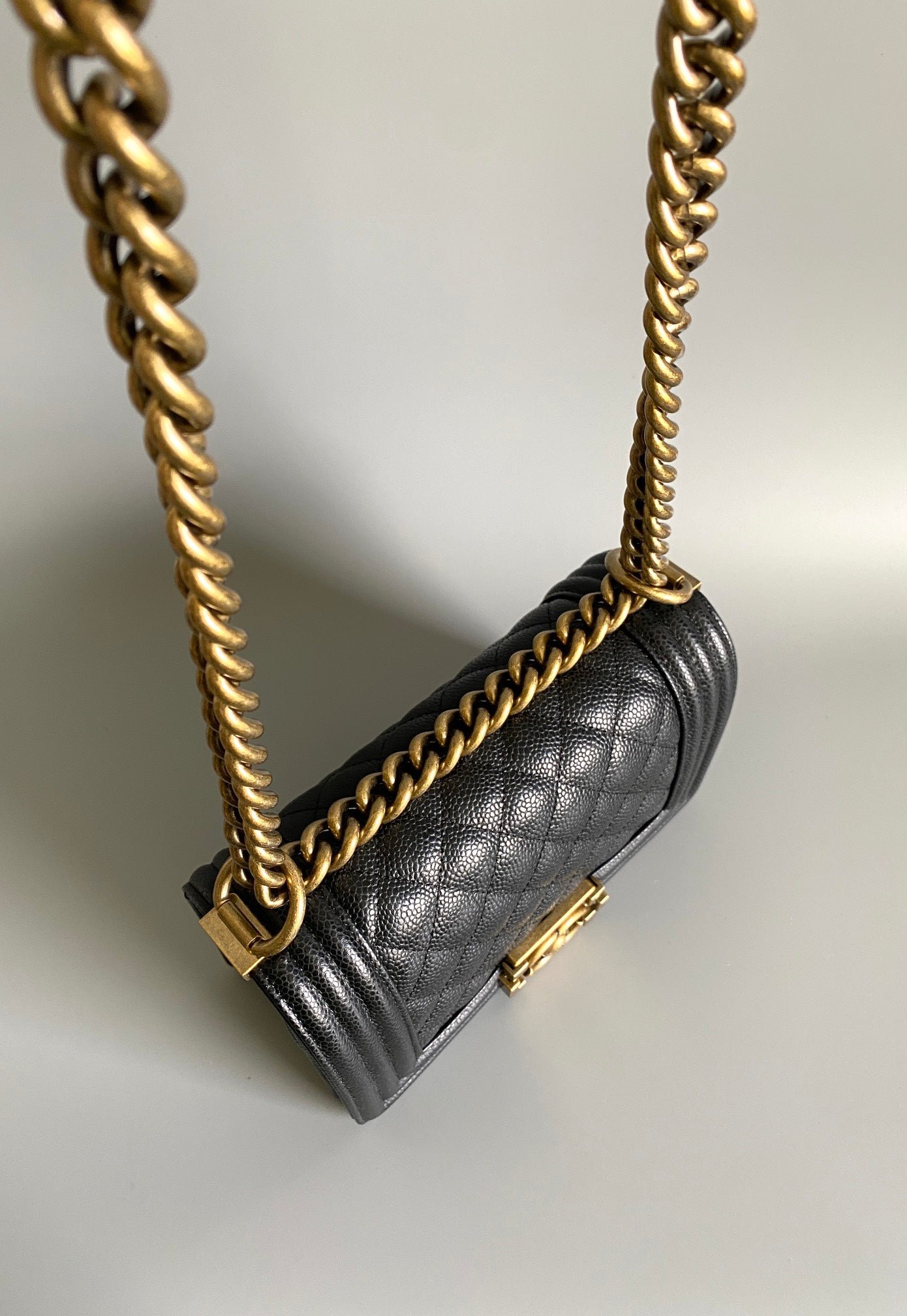 {Style No: 7VN95Z5J} SMALL BOY BAG 20 IN BLACK LAMBSKIN GOLD HARDWARE - Image 8