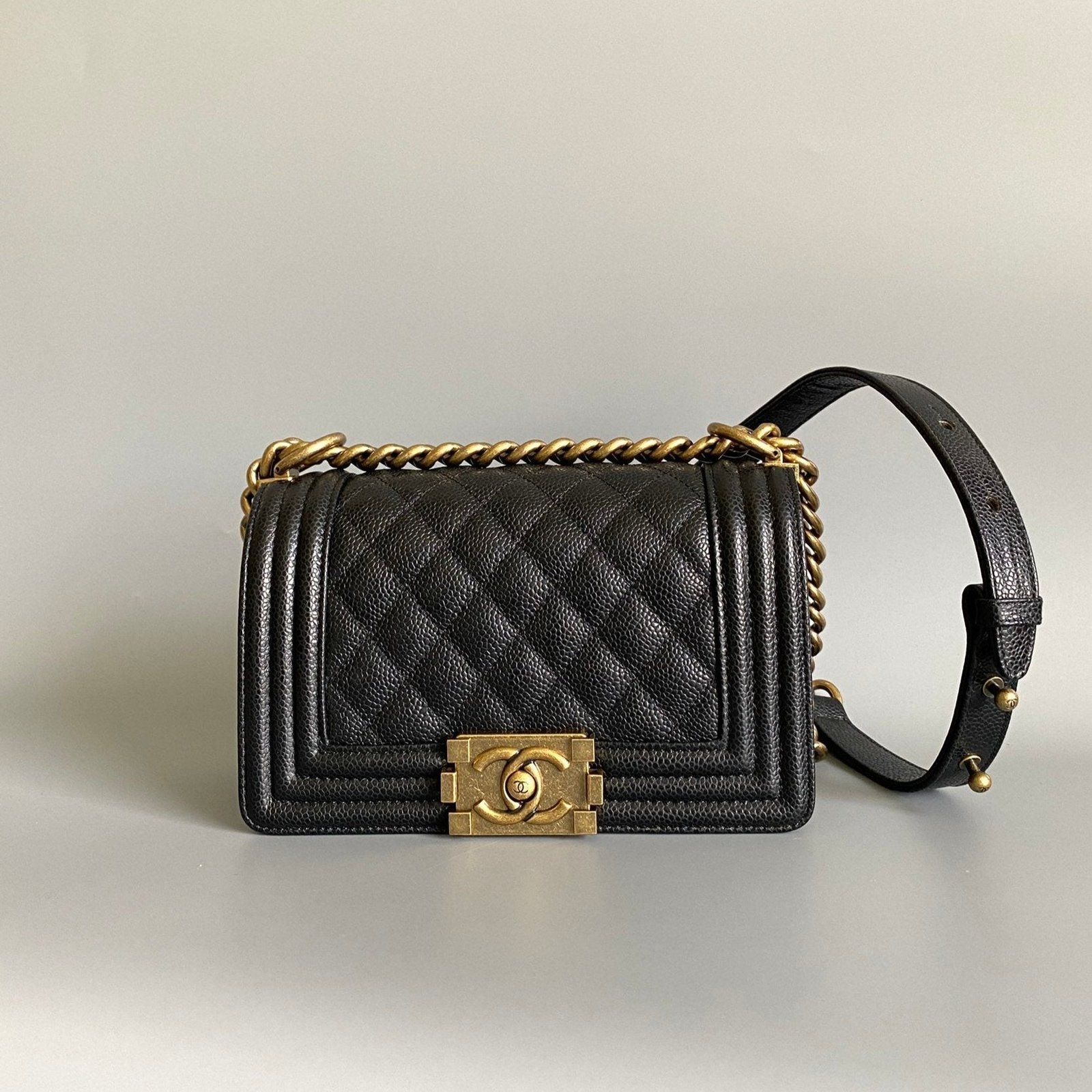 {Style No: 7VN95Z5J} SMALL BOY BAG 20 IN BLACK LAMBSKIN GOLD HARDWARE