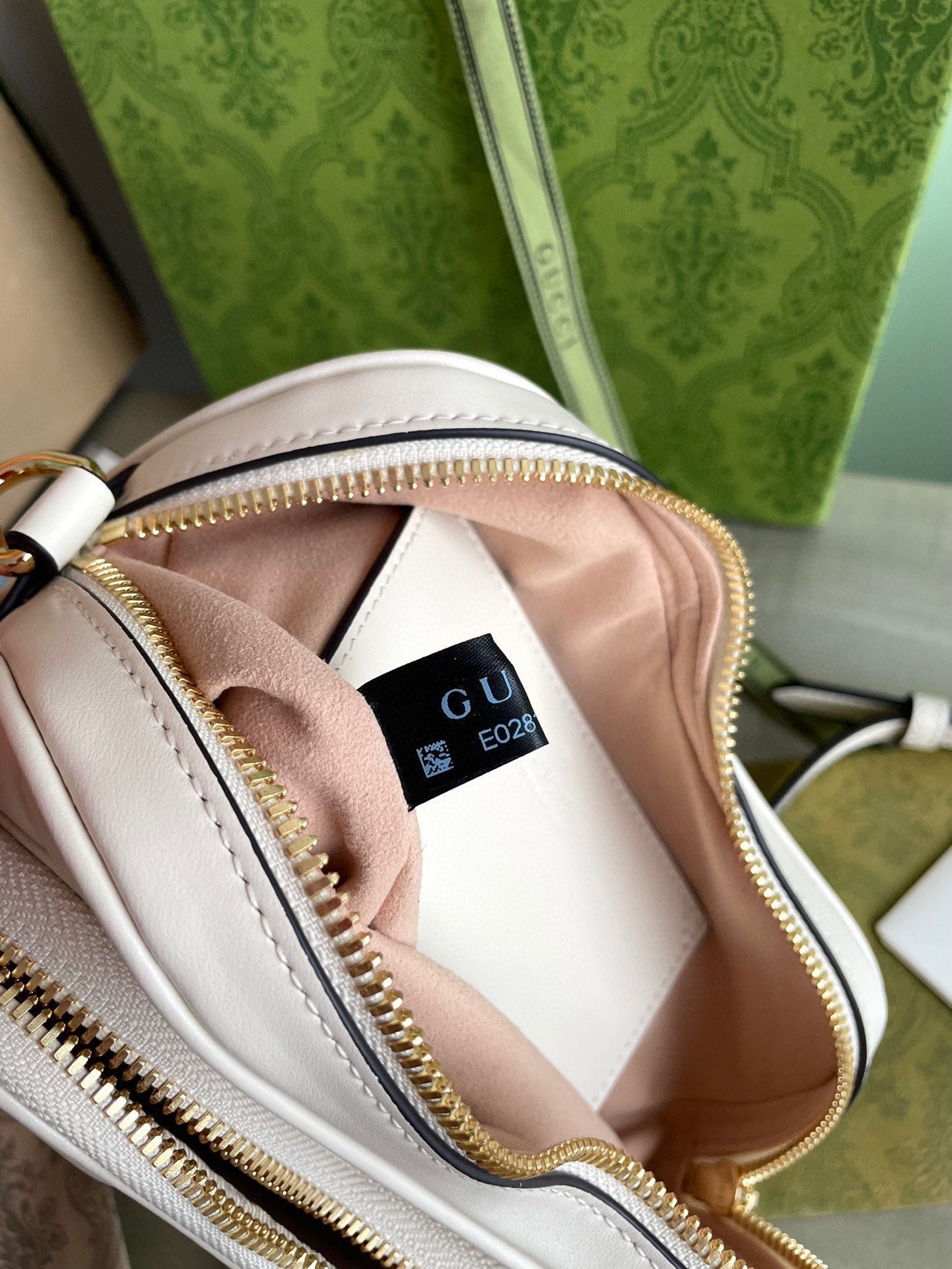 {Style No: K2TW2YQF} MARMONT HEART BAG 20 IN WHITE CALFSKIN GOLD HARDWARE - Image 2
