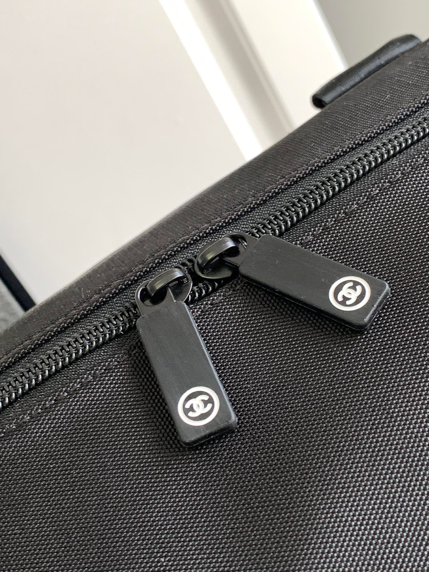 {Style No: GM68YM2W} CC TRAVEL BAG 45 IN BLACK CANVAS WITH WHITE LOGO - Image 6