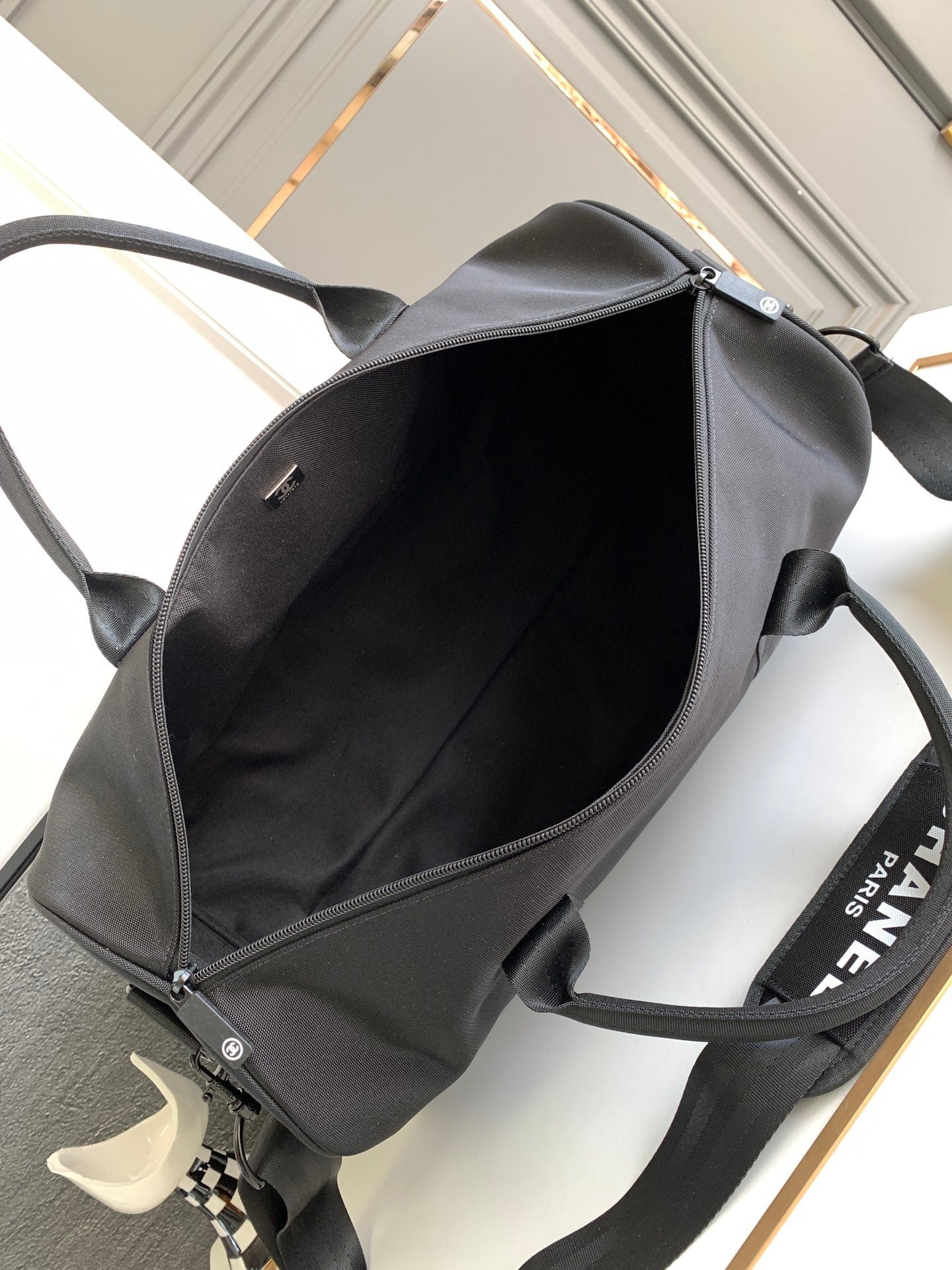 {Style No: GM68YM2W} CC TRAVEL BAG 45 IN BLACK CANVAS WITH WHITE LOGO - Image 9
