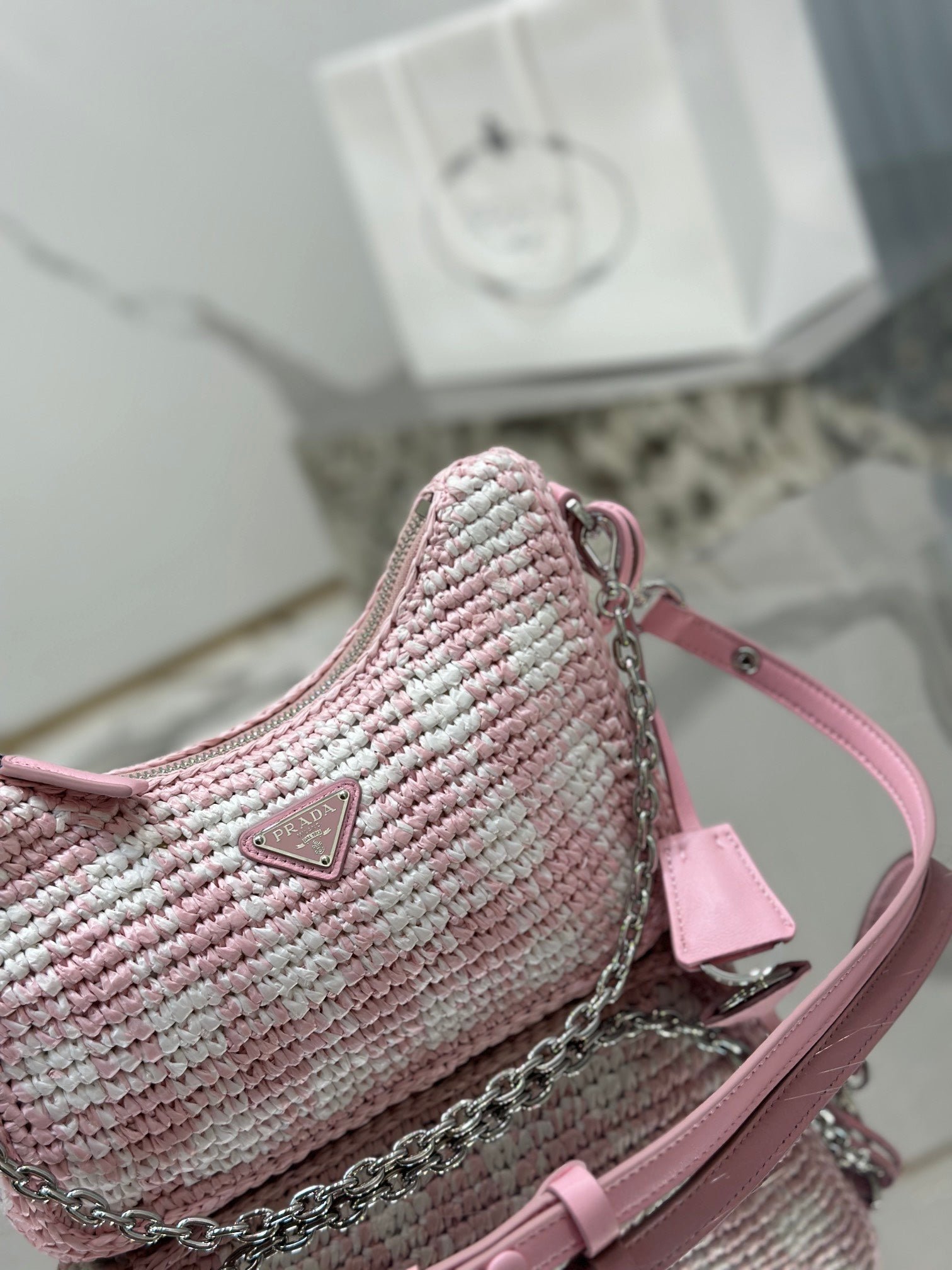 {Style No: KZ6M4WEJ} CROCHET HOBO BAG 22 IN PINK MIX WHITE RAFFIA SILVER HARDWARE - Image 4