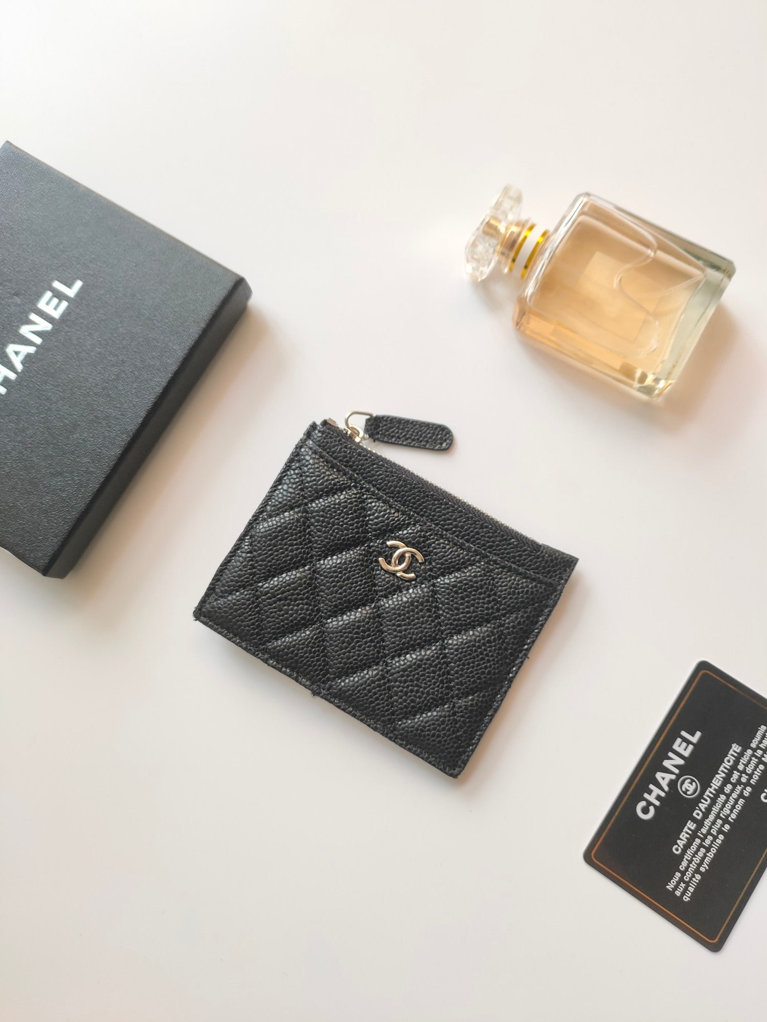 {Style No: AZLKTKX2} CC ZIPPED CARD HOLDER 11.5 BLACK GRAINED CALFSKIN GOLD ICON - Image 2