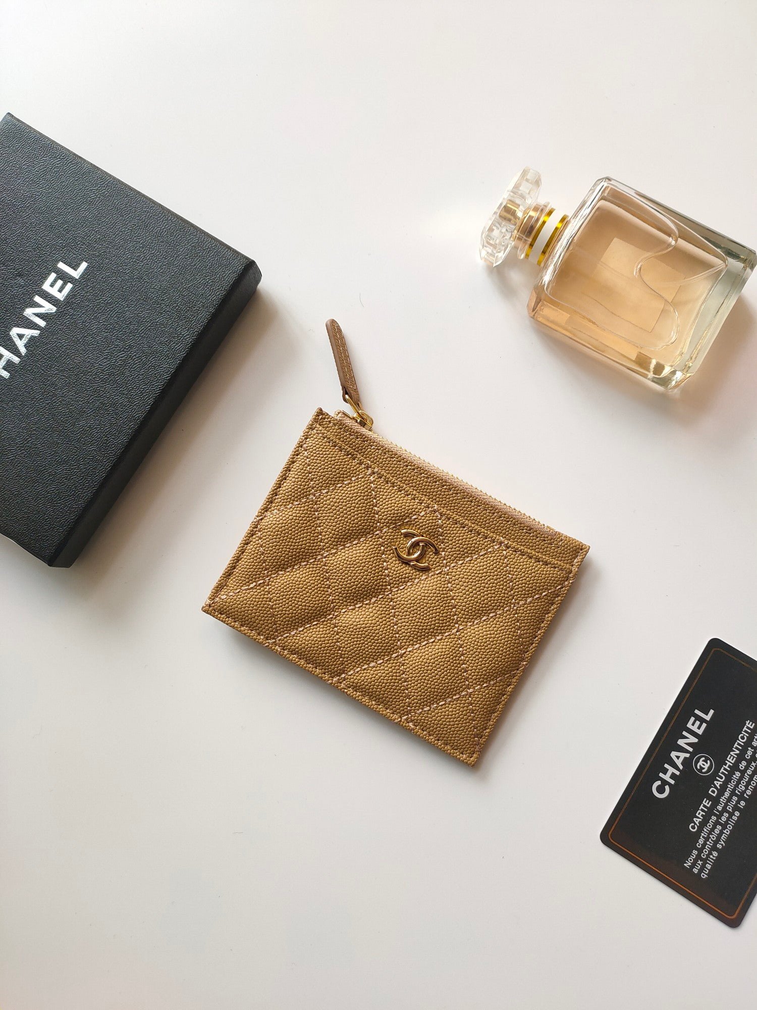 {Style No: ZW8P1HKP} CC ZIPPED CARD HOLDER 11.5 AMBER GRAINED CALFSKIN GOLD ICON - Image 3