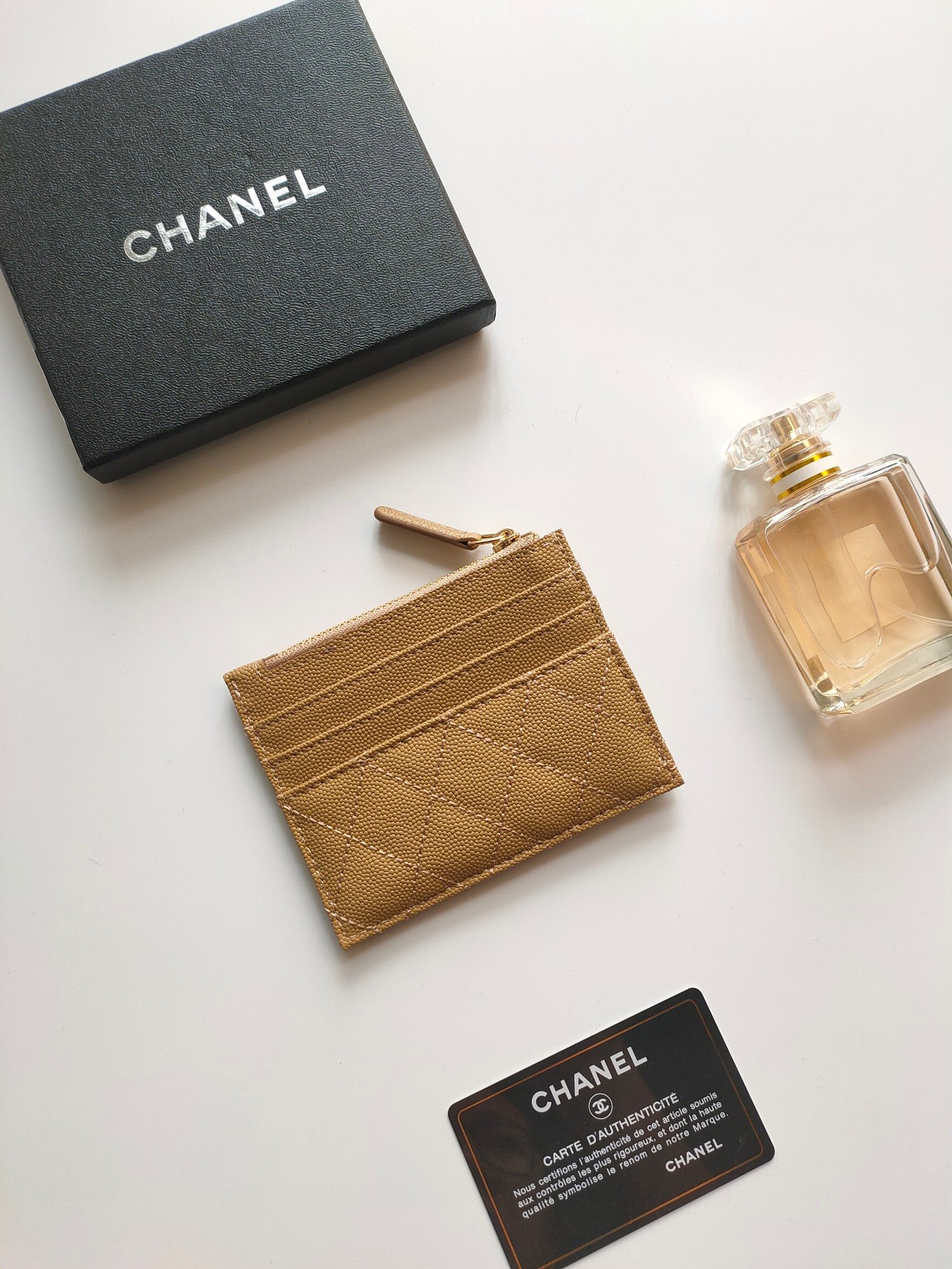 {Style No: ZW8P1HKP} CC ZIPPED CARD HOLDER 11.5 AMBER GRAINED CALFSKIN GOLD ICON - Image 5