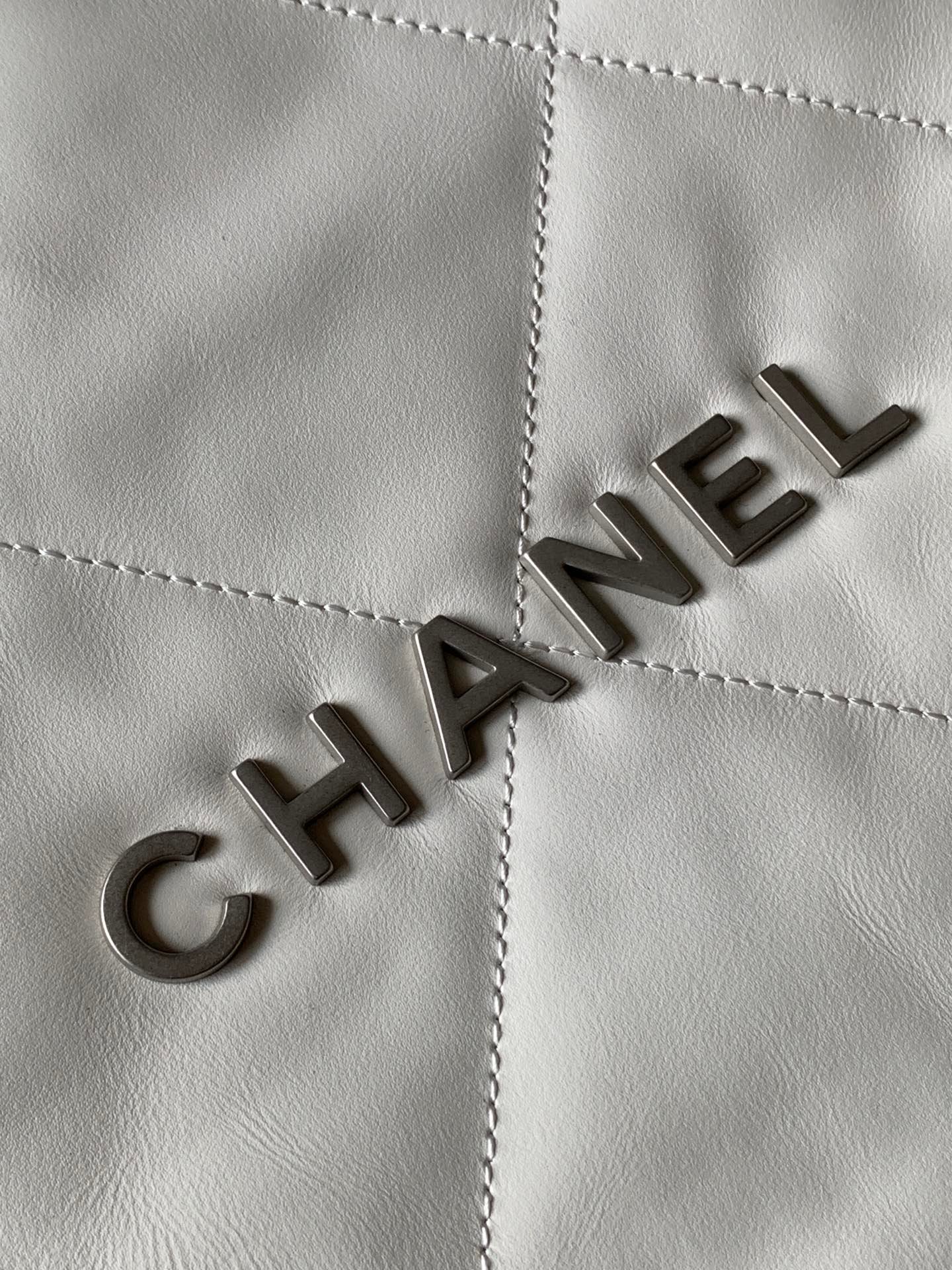 {Style No: HOLBQ6V8} CC LARGE 42 HANDBAG IN WHITE SHINY CALFSKIN SILVER HARDWARE - Image 6