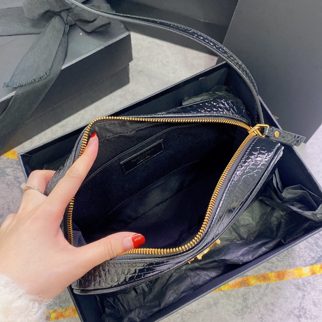 {Style No: J6STF716} LOU CAMERA BAG 23 IN BLACK CROCODILE PATTERN CALFSKIN GOLD LOGO - Image 7