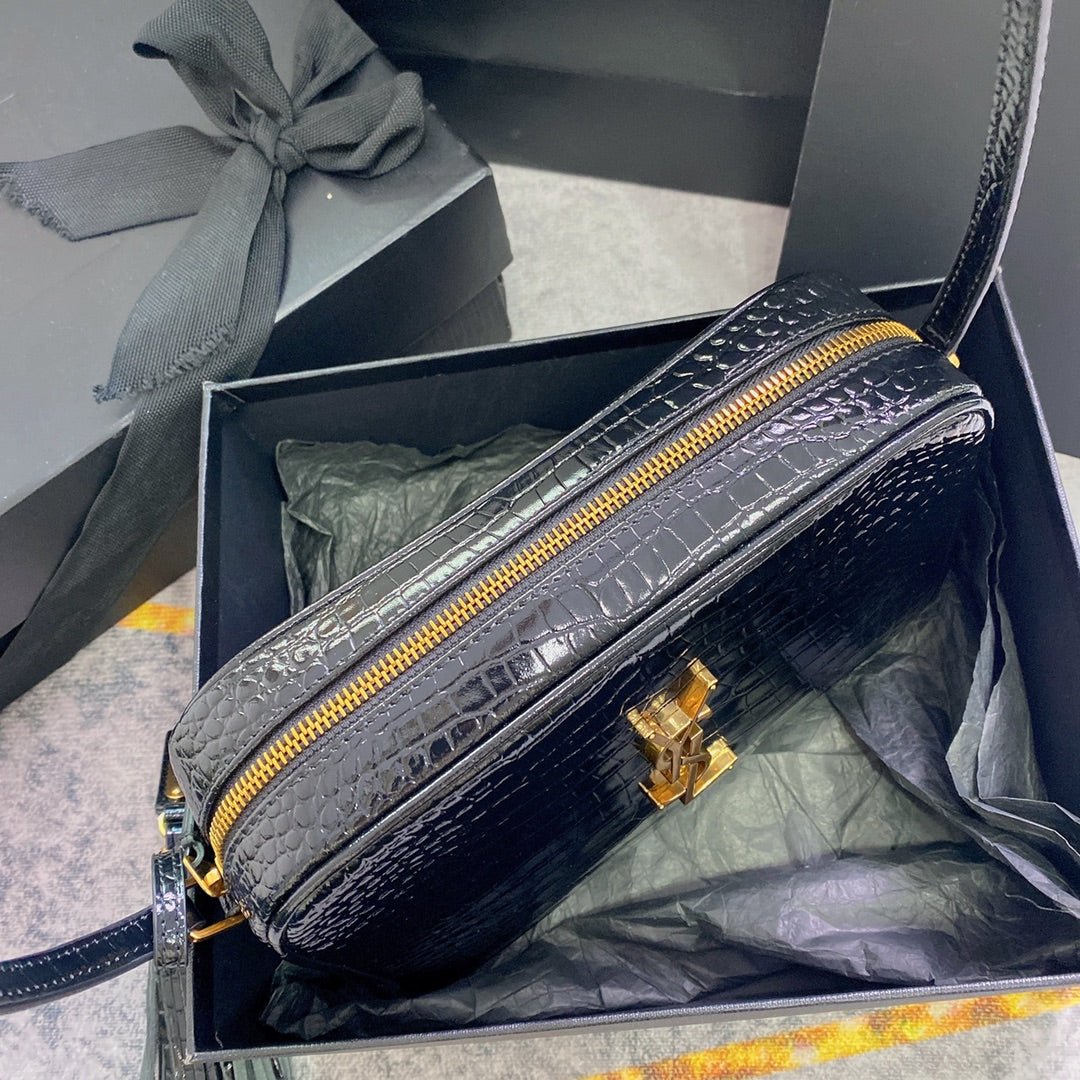 {Style No: J6STF716} LOU CAMERA BAG 23 IN BLACK CROCODILE PATTERN CALFSKIN GOLD LOGO - Image 9