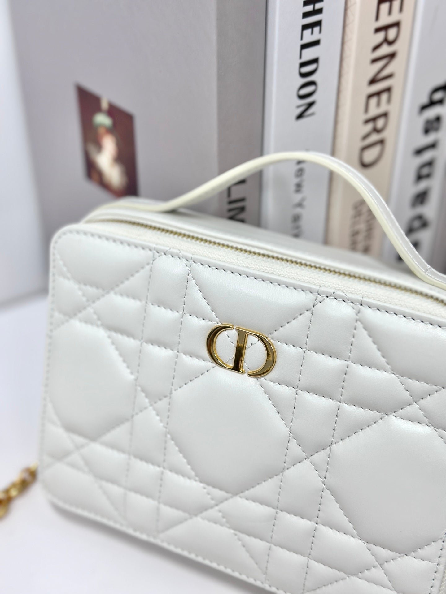 {Style No: H5TV4AC4} CARO BOX 19 IN WHITE CALFSKIN - Image 4