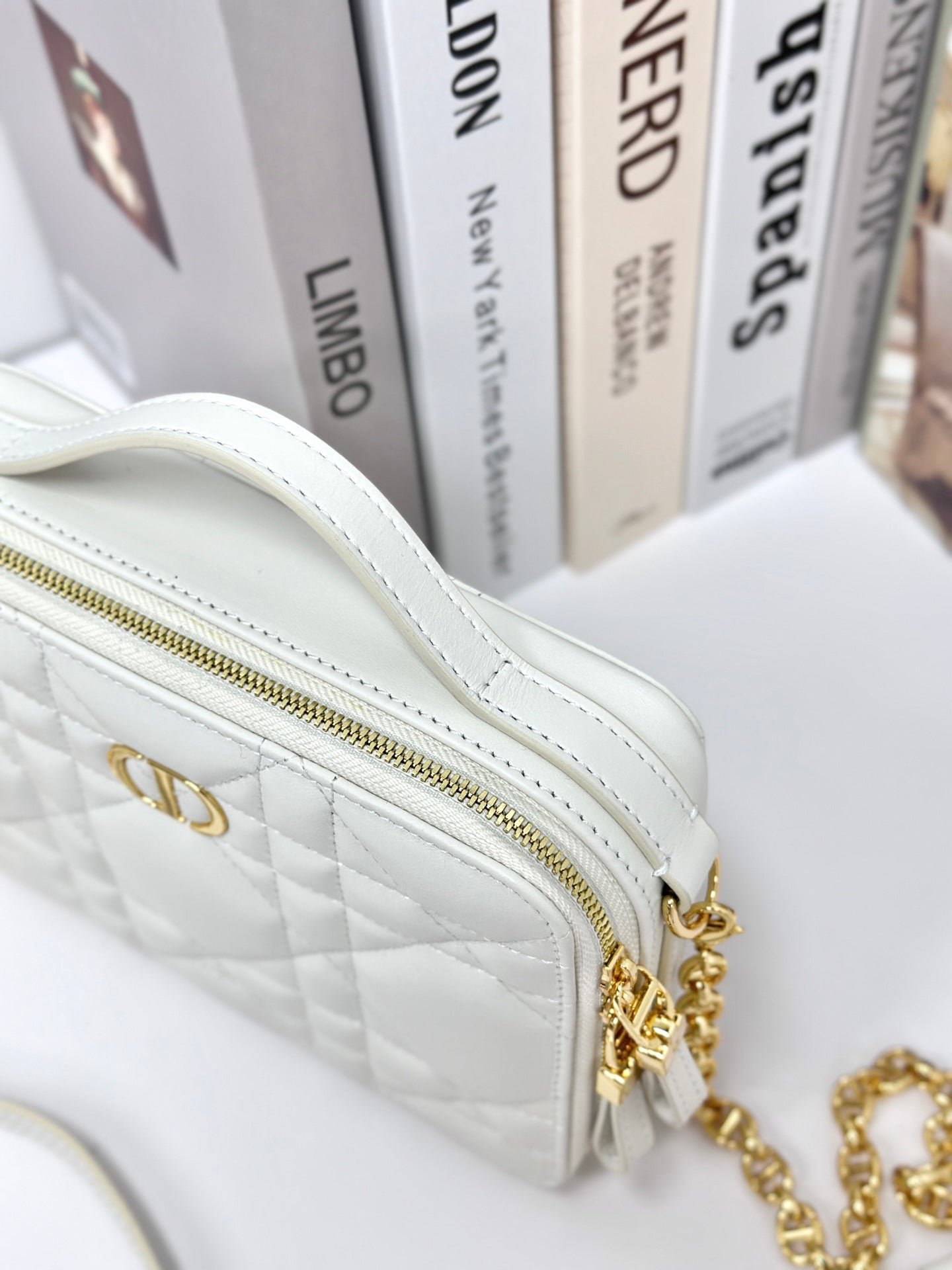 {Style No: H5TV4AC4} CARO BOX 19 IN WHITE CALFSKIN - Image 5