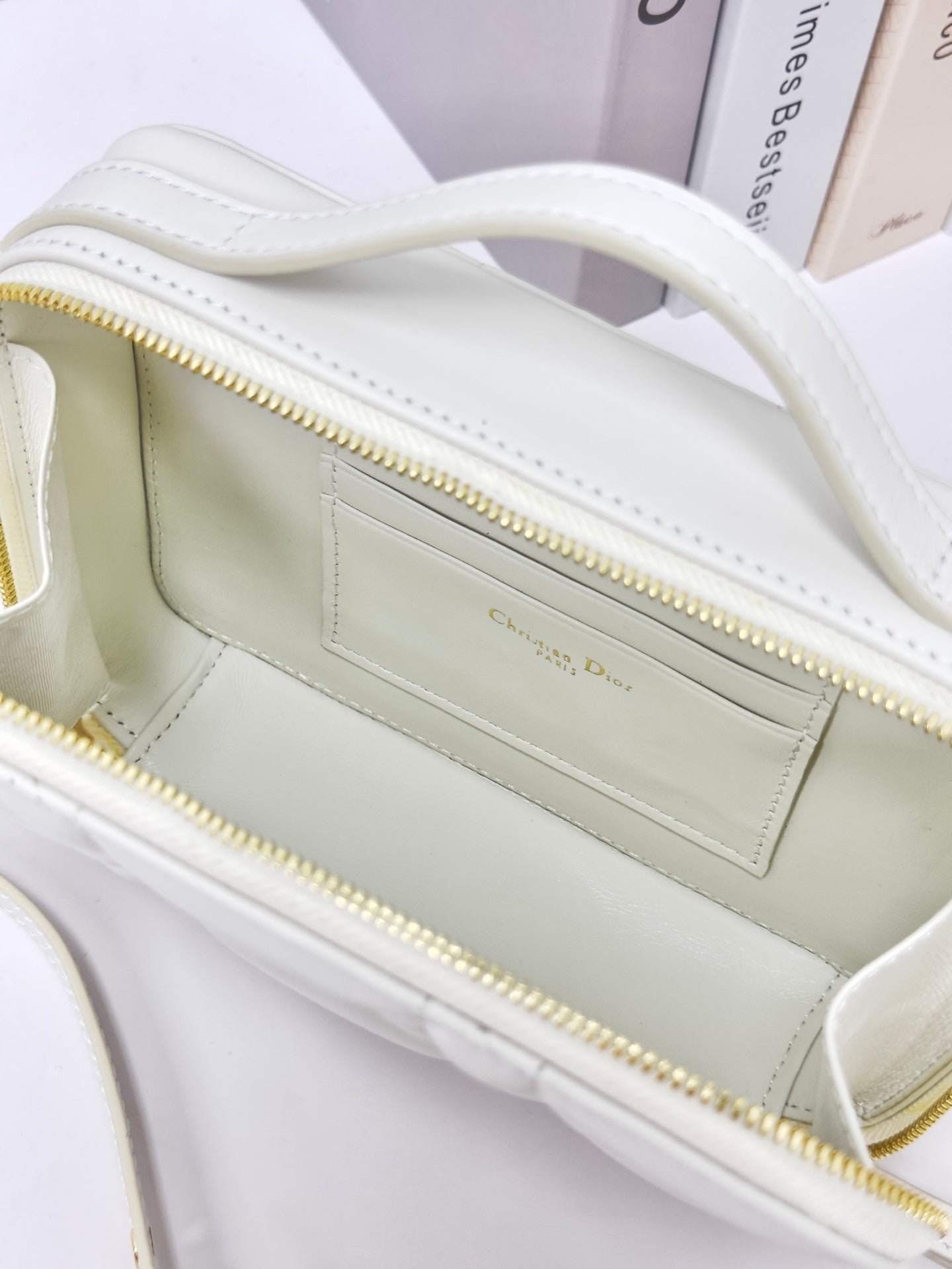 {Style No: H5TV4AC4} CARO BOX 19 IN WHITE CALFSKIN - Image 9