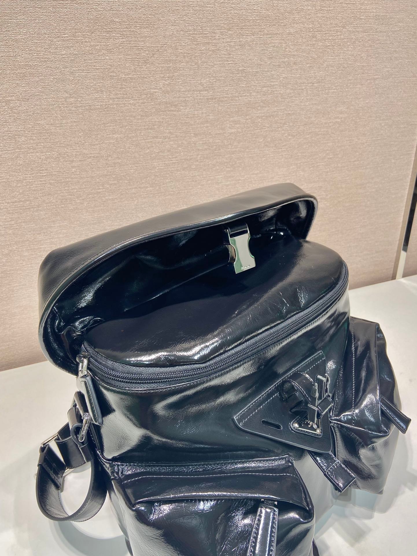 {Style No: AFSOIBPT} CROSSBODY BAG 29 IN BLACK OIL WAX LAMBSKIN - Image 5