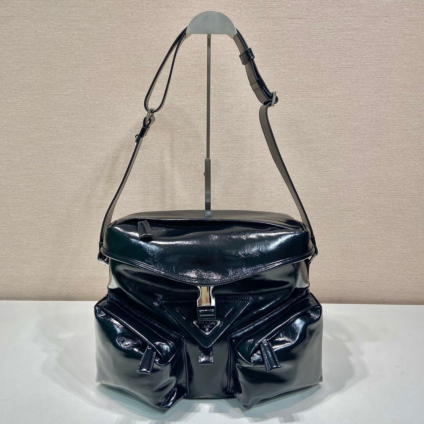 {Style No: AFSOIBPT} CROSSBODY BAG 29 IN BLACK OIL WAX LAMBSKIN