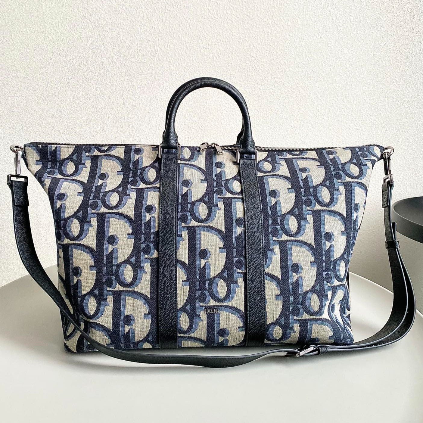 {Style No: VJ5KNCUJ} WEEKENDER 40 IN BEIGE AND BLACK MAXI OBLIQUE JACQUARD