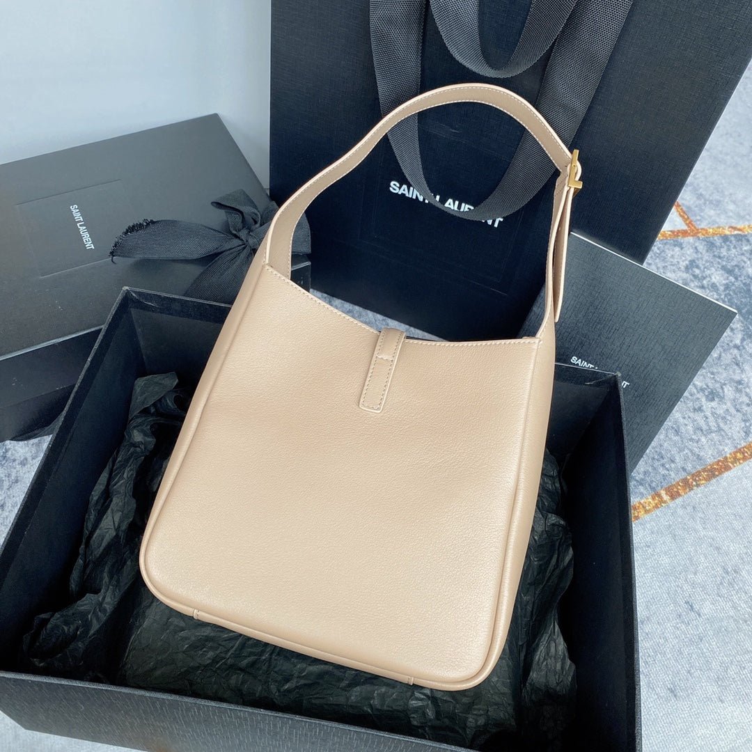 {Style No: IUVABWBW} LE 5 À 7 SMALL SUPPLE 23 IN BEIGE LAMBSKIN GOLD BUCKLE - Image 2