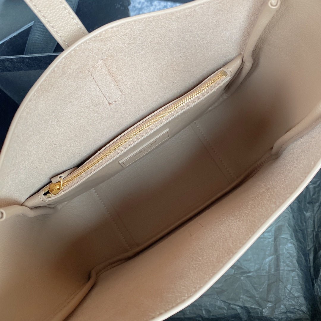 {Style No: IUVABWBW} LE 5 À 7 SMALL SUPPLE 23 IN BEIGE LAMBSKIN GOLD BUCKLE - Image 3