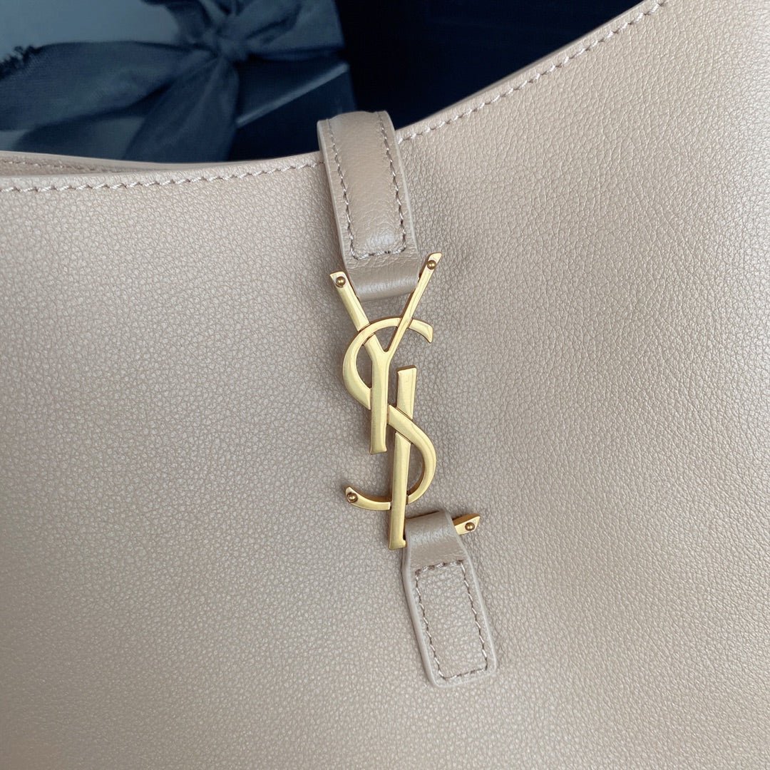 {Style No: IUVABWBW} LE 5 À 7 SMALL SUPPLE 23 IN BEIGE LAMBSKIN GOLD BUCKLE - Image 5