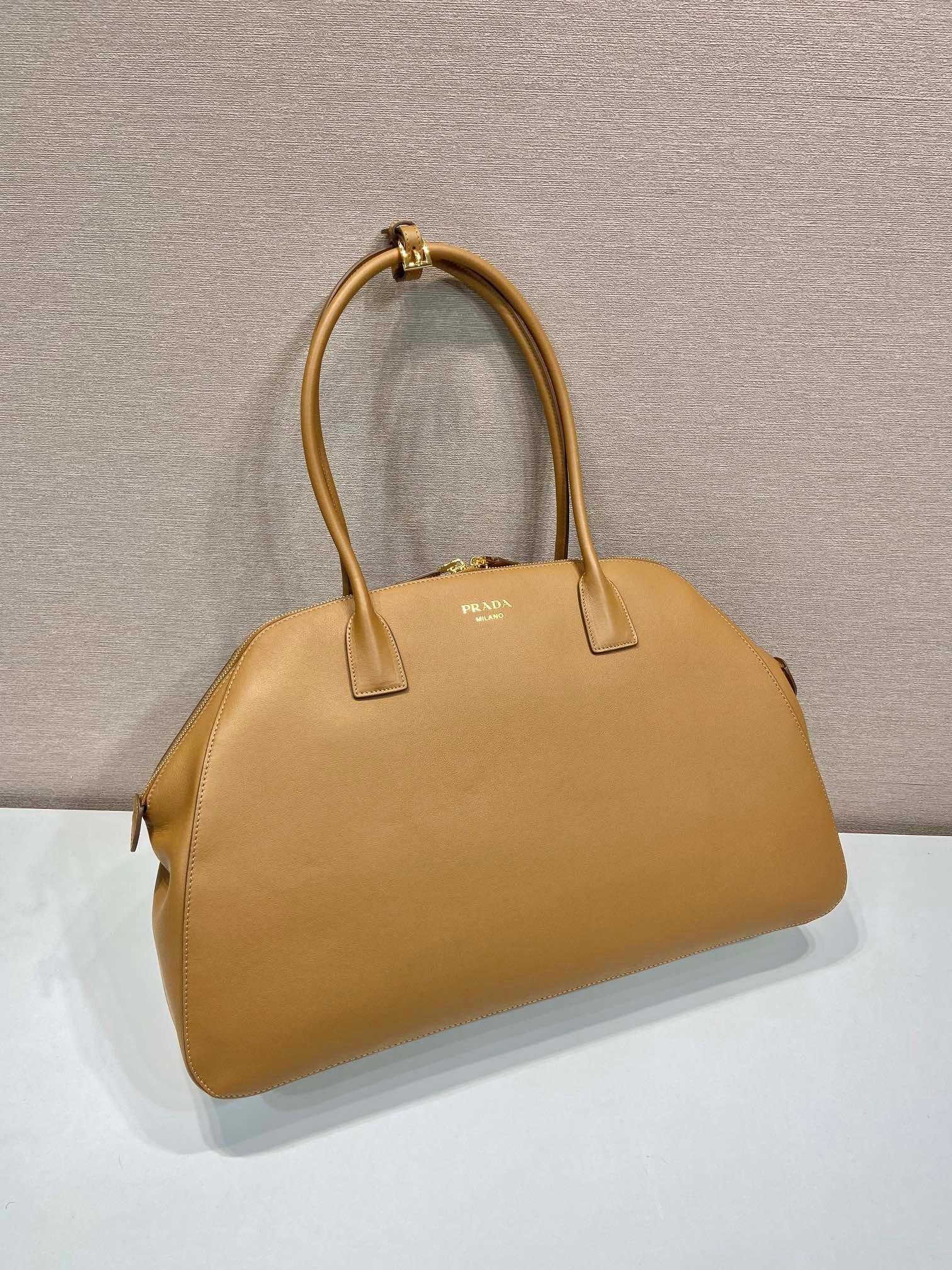 {Style No: QXSC4HTZ} LARGER TOTE BAG 48 WITH ZIPPER CLOSURE IN CIDER BROWN SMOOTH CALFSKIN - Image 5