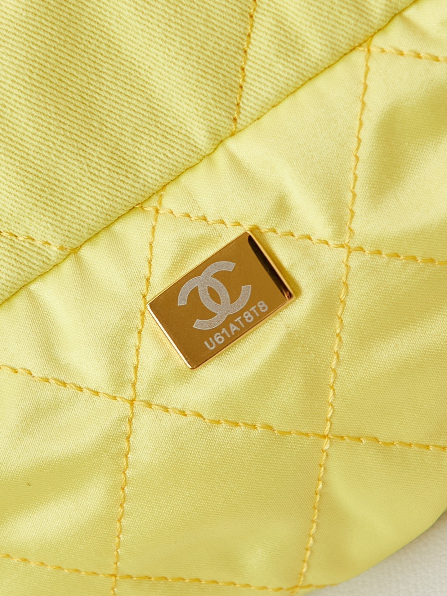 {Style No: VL6RX7EY} CC CLASSIC MEDIUM 37 BAG IN YELLOW CORN CANVAS - Image 9
