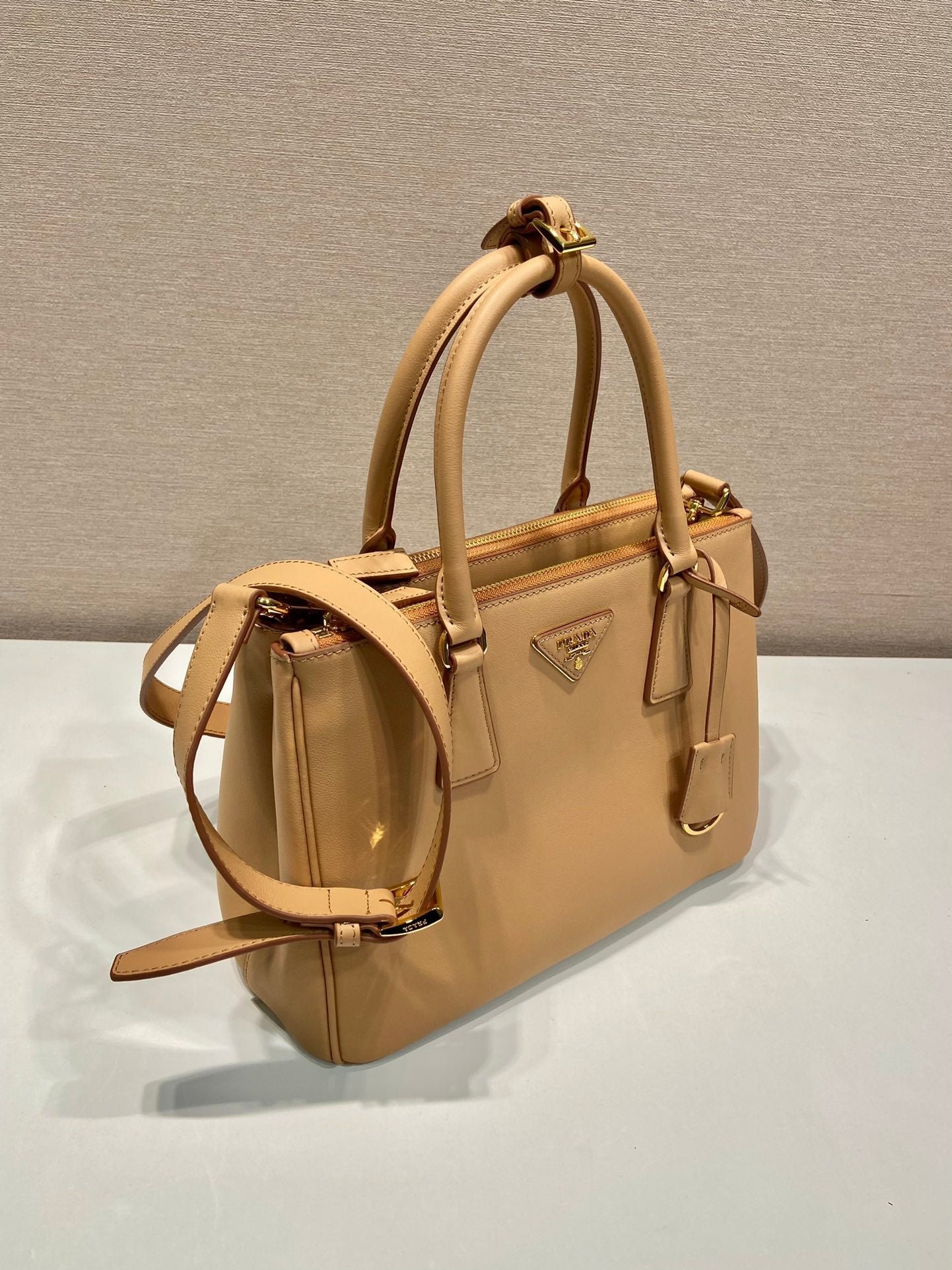 {Style No: LP746PRN} MEDIUM GALLERIA BAG 28 IN CIDER BROWN SMOOTH CALFSKIN GOLD HARDWARE - Image 5