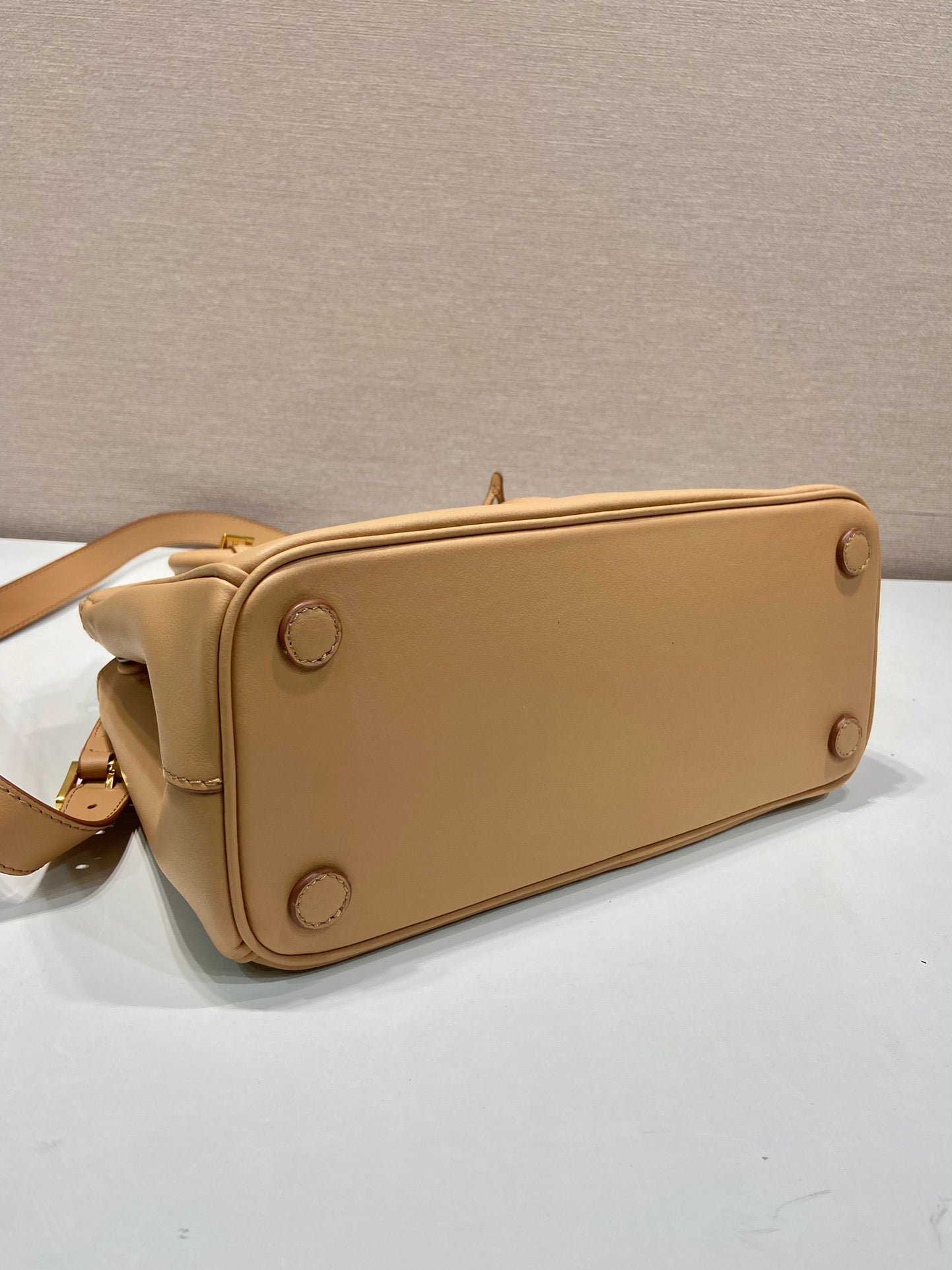 {Style No: LP746PRN} MEDIUM GALLERIA BAG 28 IN CIDER BROWN SMOOTH CALFSKIN GOLD HARDWARE - Image 9