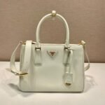 {Style No: D9JRZAAZ} MEDIUM GALLERIA BAG 28 IN WHITE SMOOTH CALFSKIN GOLD HARDWARE