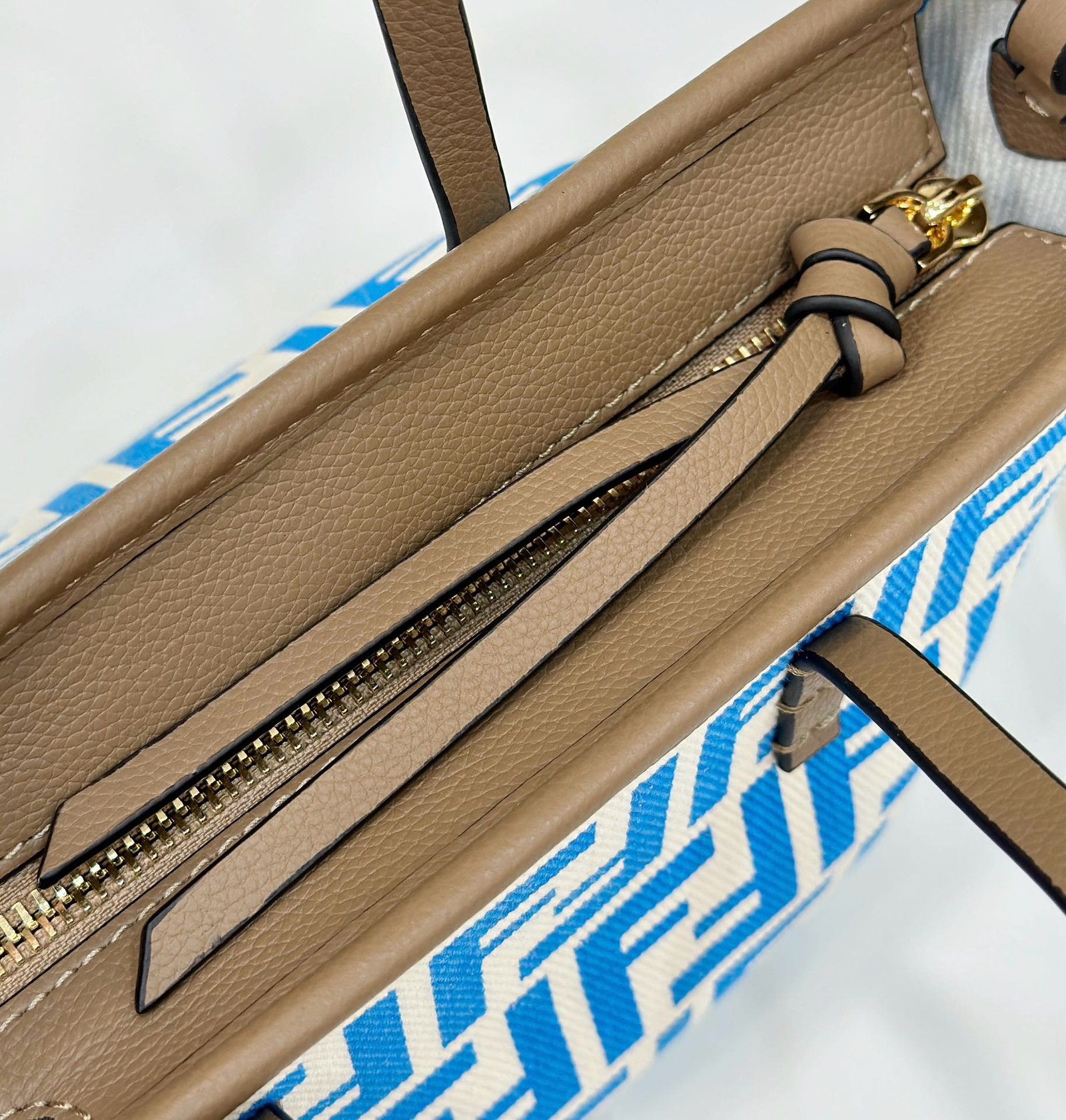 {Style No: TNA2Q2X4} MINI ROLL BAG 15 OCEAN BLUE MIX WHITE FF JACQUARD FABRIC - Image 4